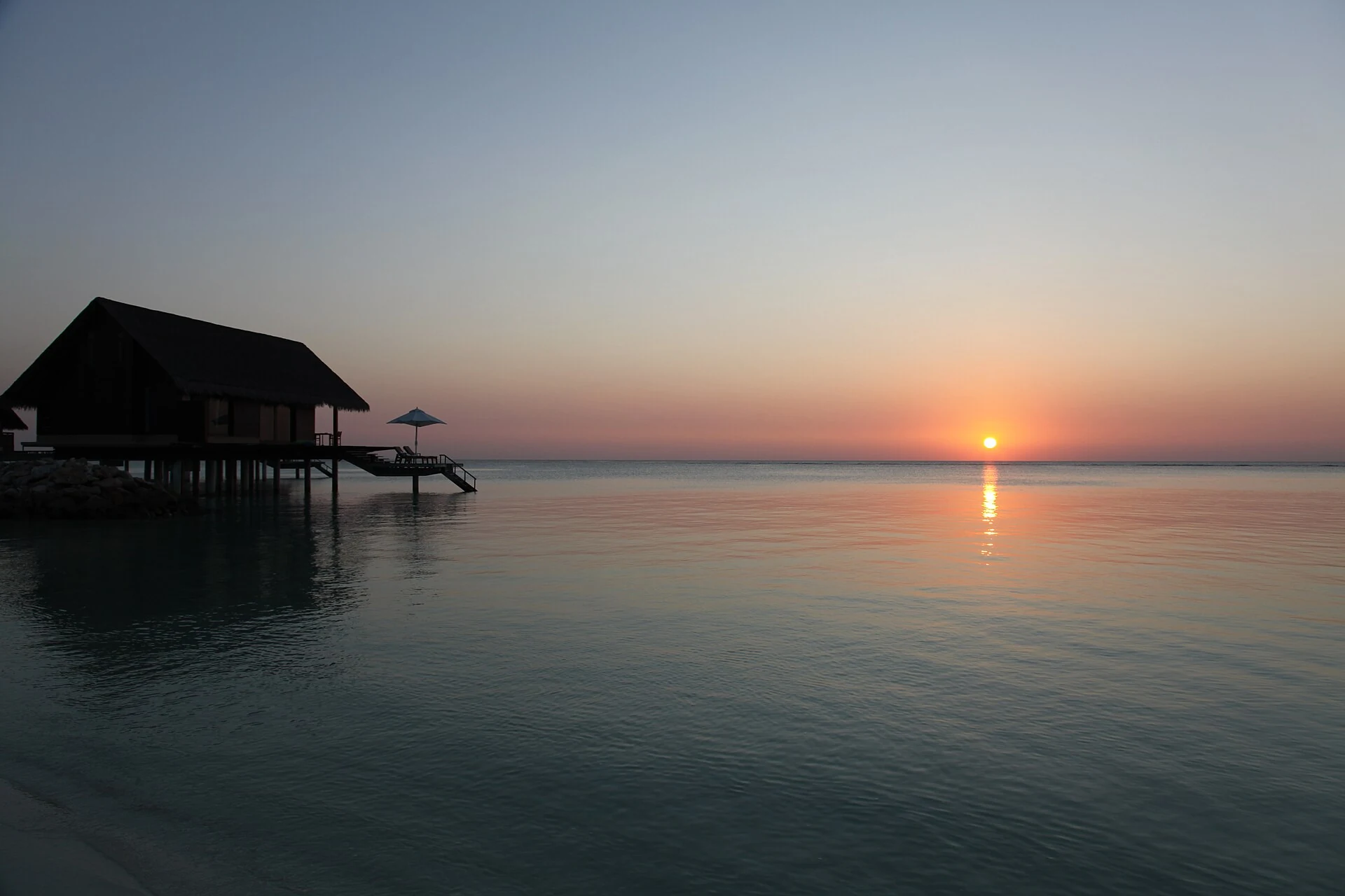 Villa sur l’eau et coucher de soleil à Reef Beach, Reethi Rah