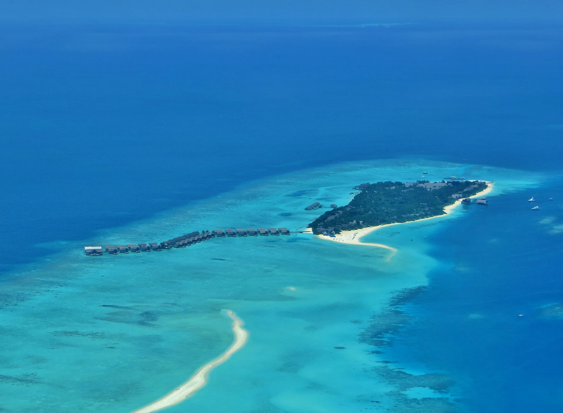 Vue aérienne du Four Seasons Landaa Giraavaru dans l’atoll de Baa