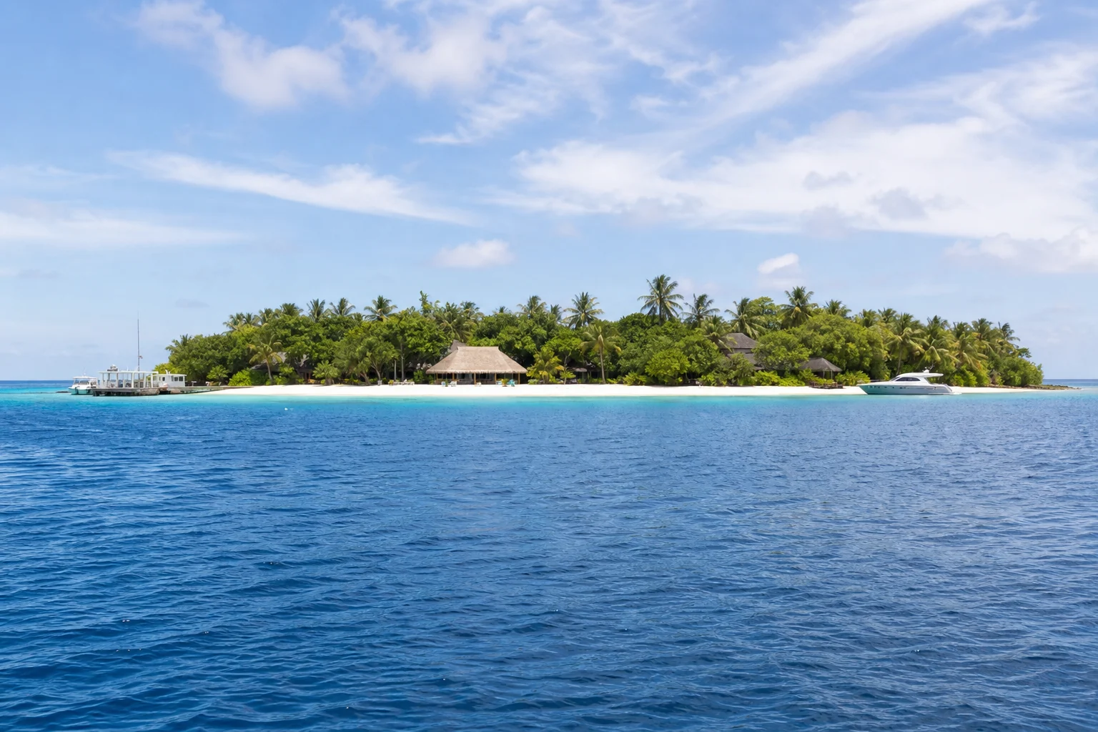 Île fictive à usage exclusif avec villas, jetée de service et yacht