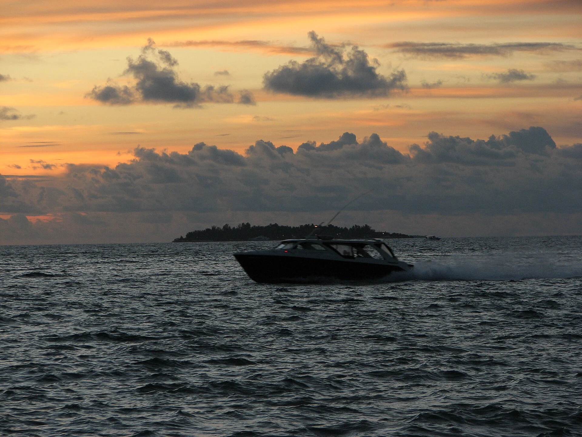 Véritable vedette fermée transportant des voyageurs au crépuscule aux Maldives