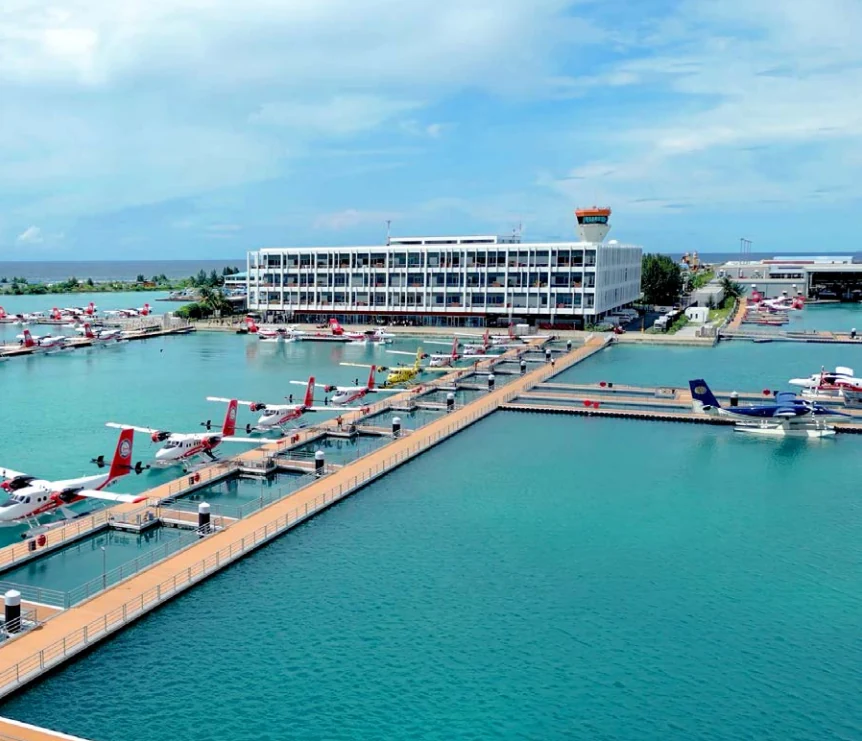 Véritable terminal d’hydravions de Velana avec de nombreux Twin Otter aux pontons