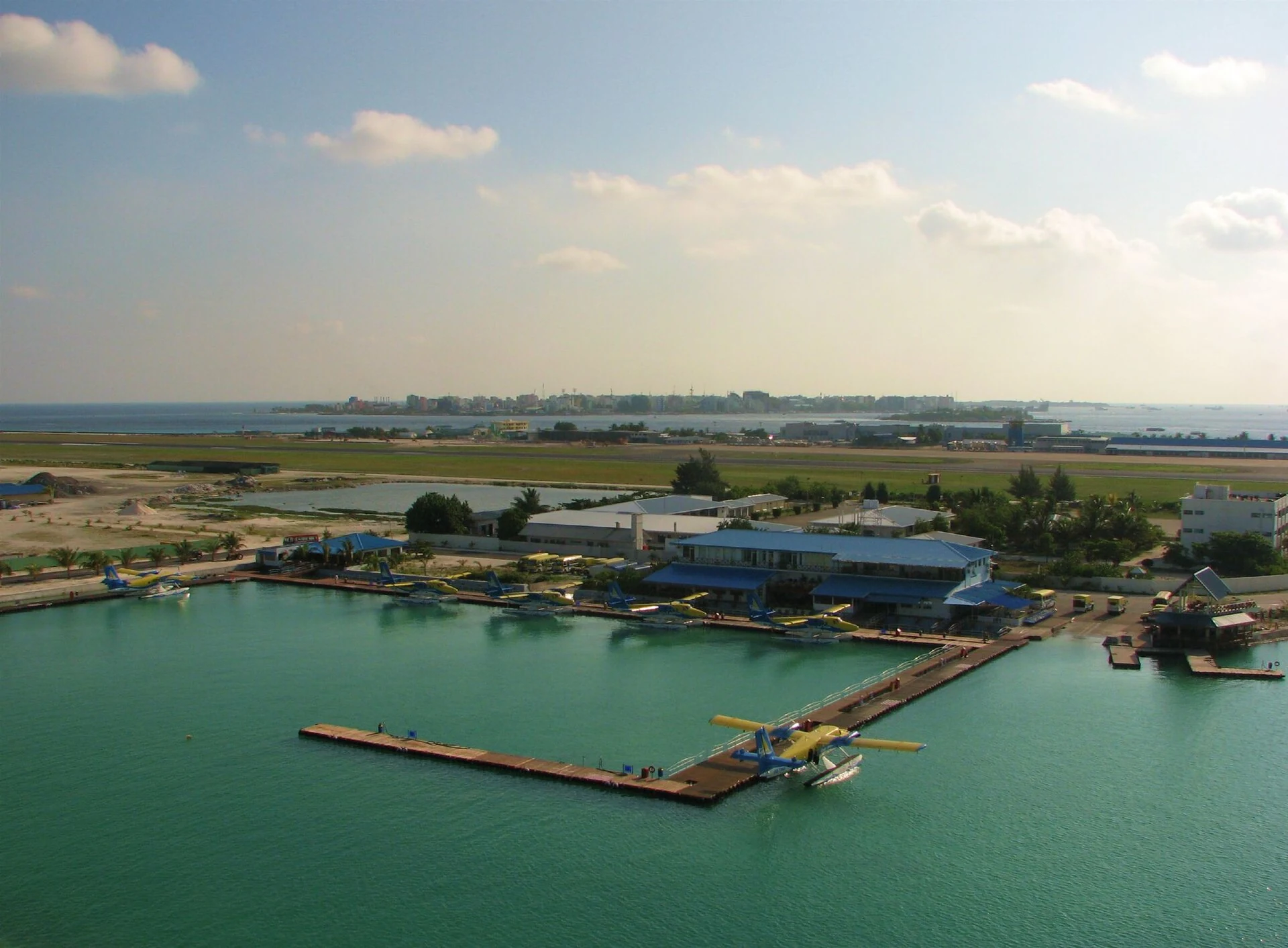 Ancien ponton TMA réel à côté de la piste de l’aéroport de Malé