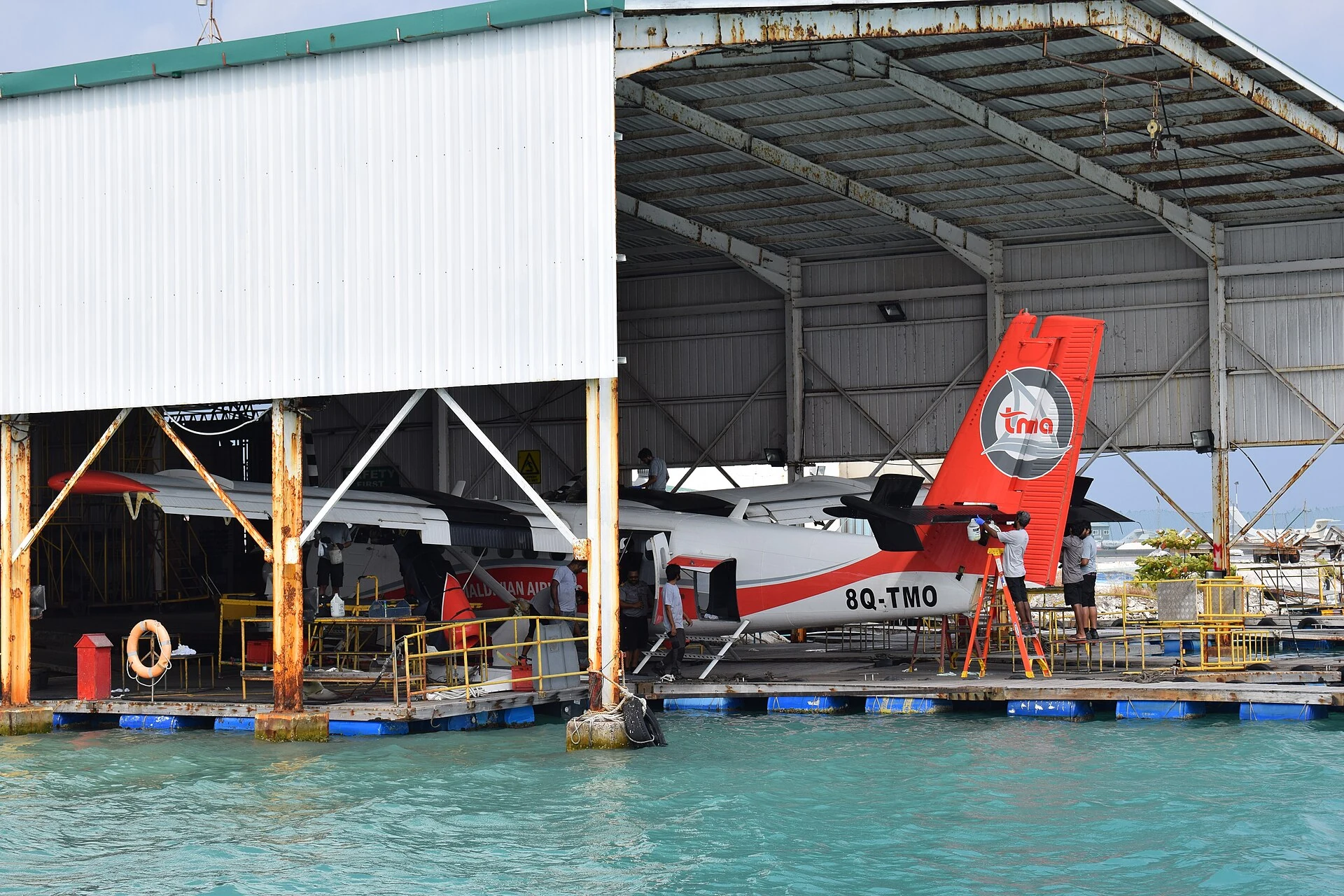 Véritable Twin Otter de Trans Maldivian Airways en maintenance sur un ponton flottant