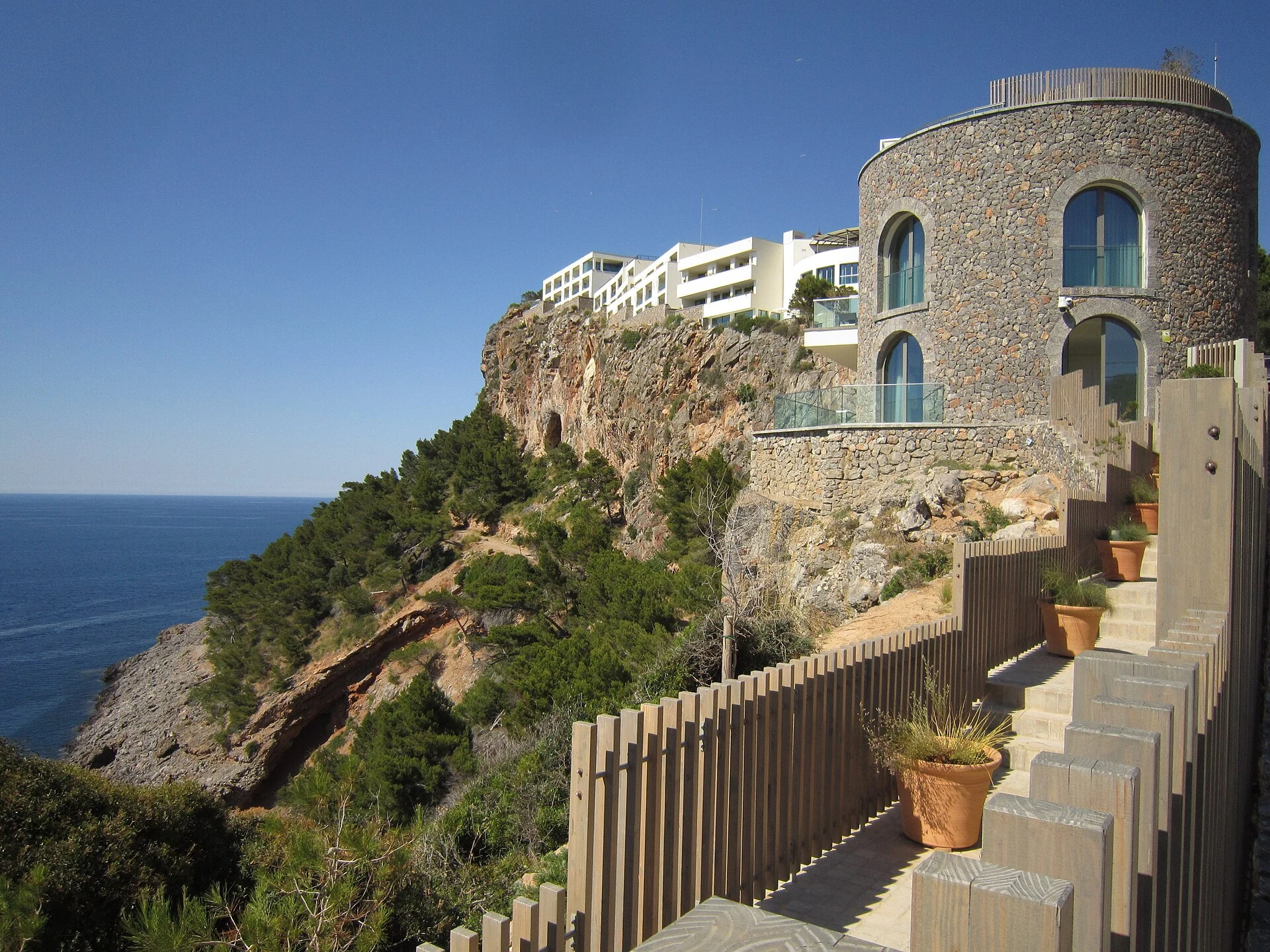 Realer Hotelkomplex oberhalb der Steilküste von Port de Sóller auf Mallorca
