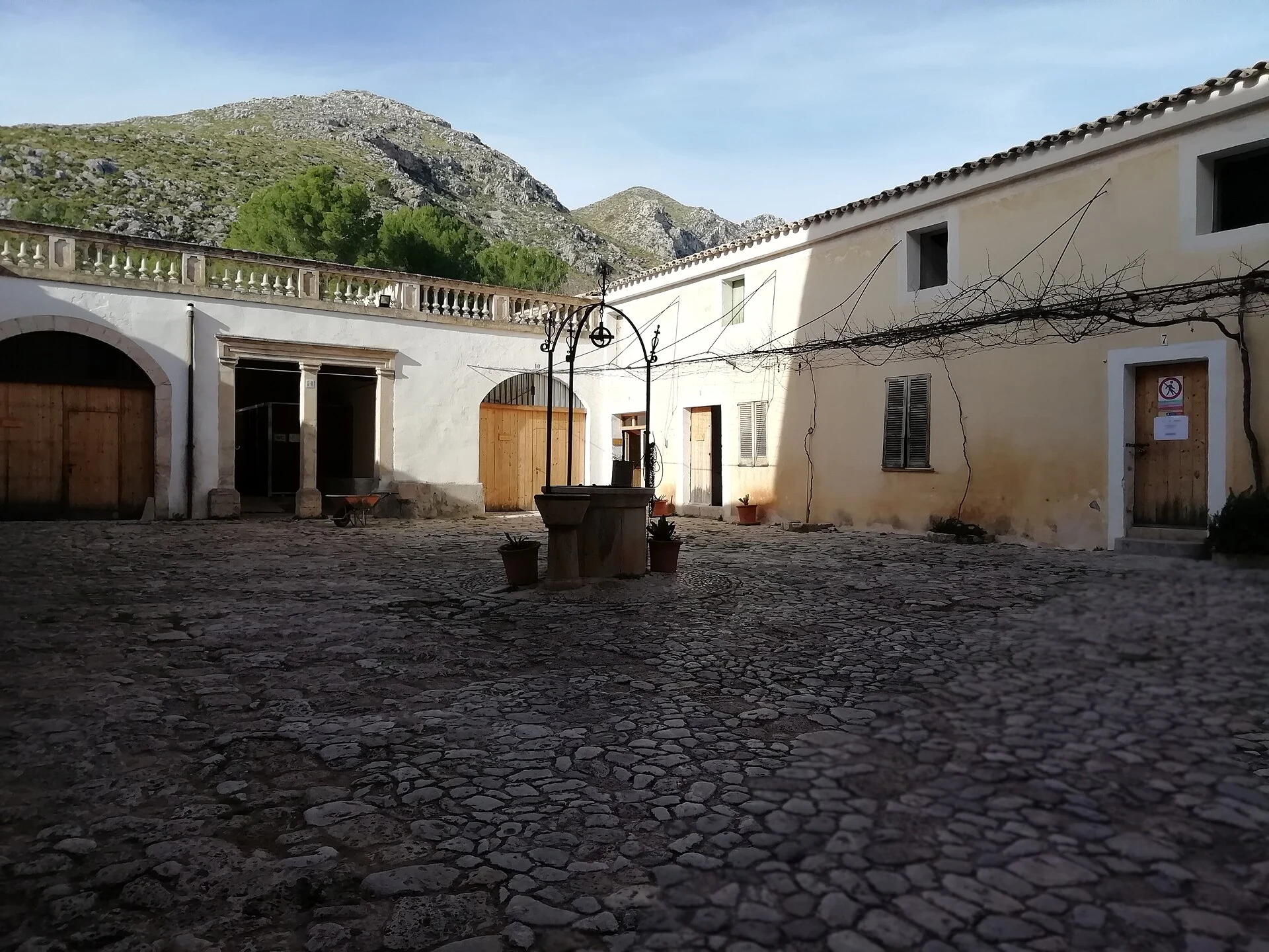 Realer steingepflasterter Innenhof der historischen Finca Galatzó in Calvià