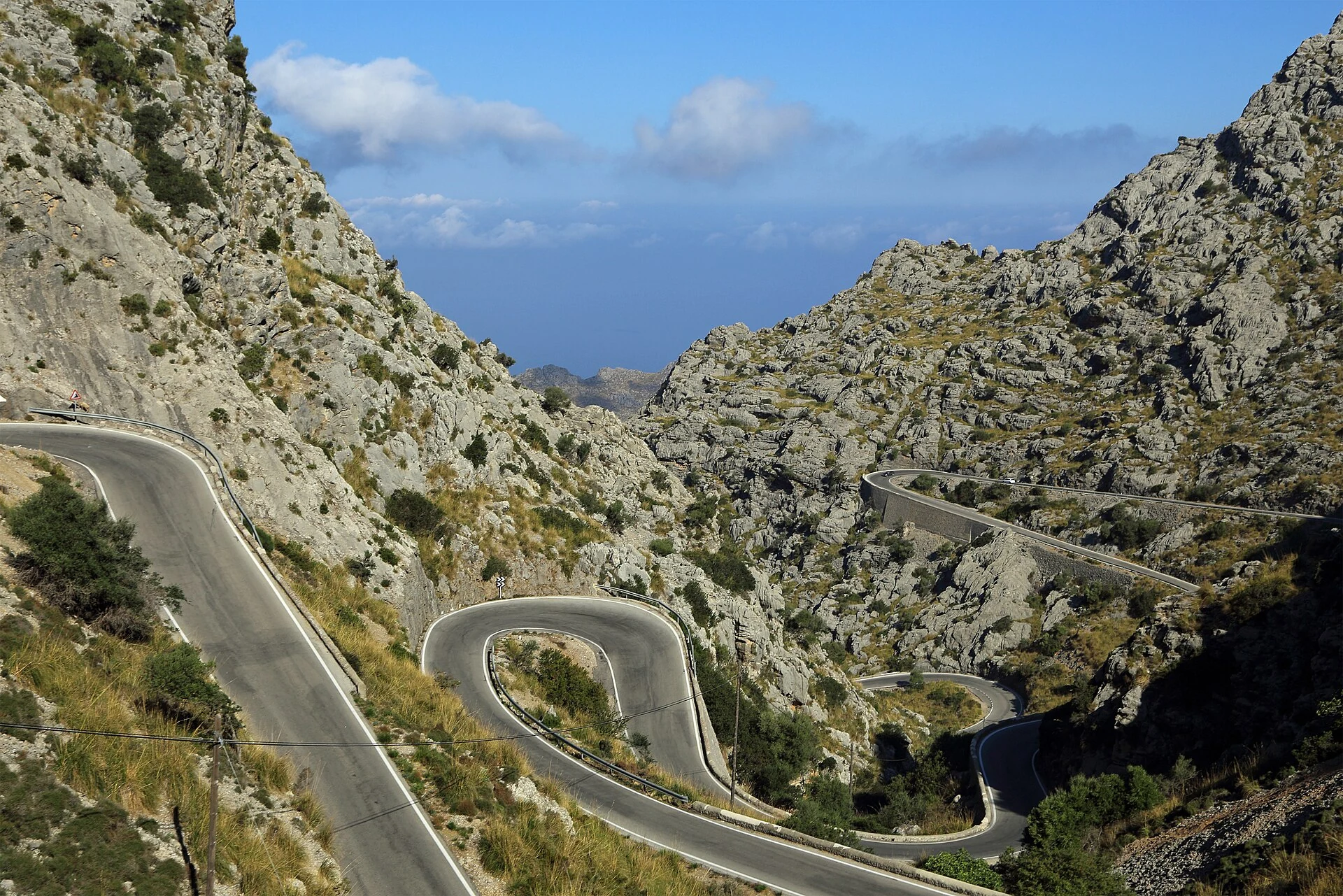 Enge Haarnadelkurven der realen Bergstrasse nach Sa Calobra auf Mallorca