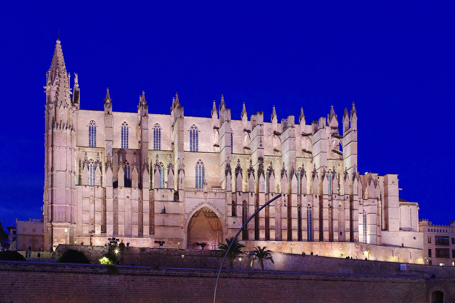 Reale Kathedrale von Palma de Mallorca bei Nacht am Parc de la Mar