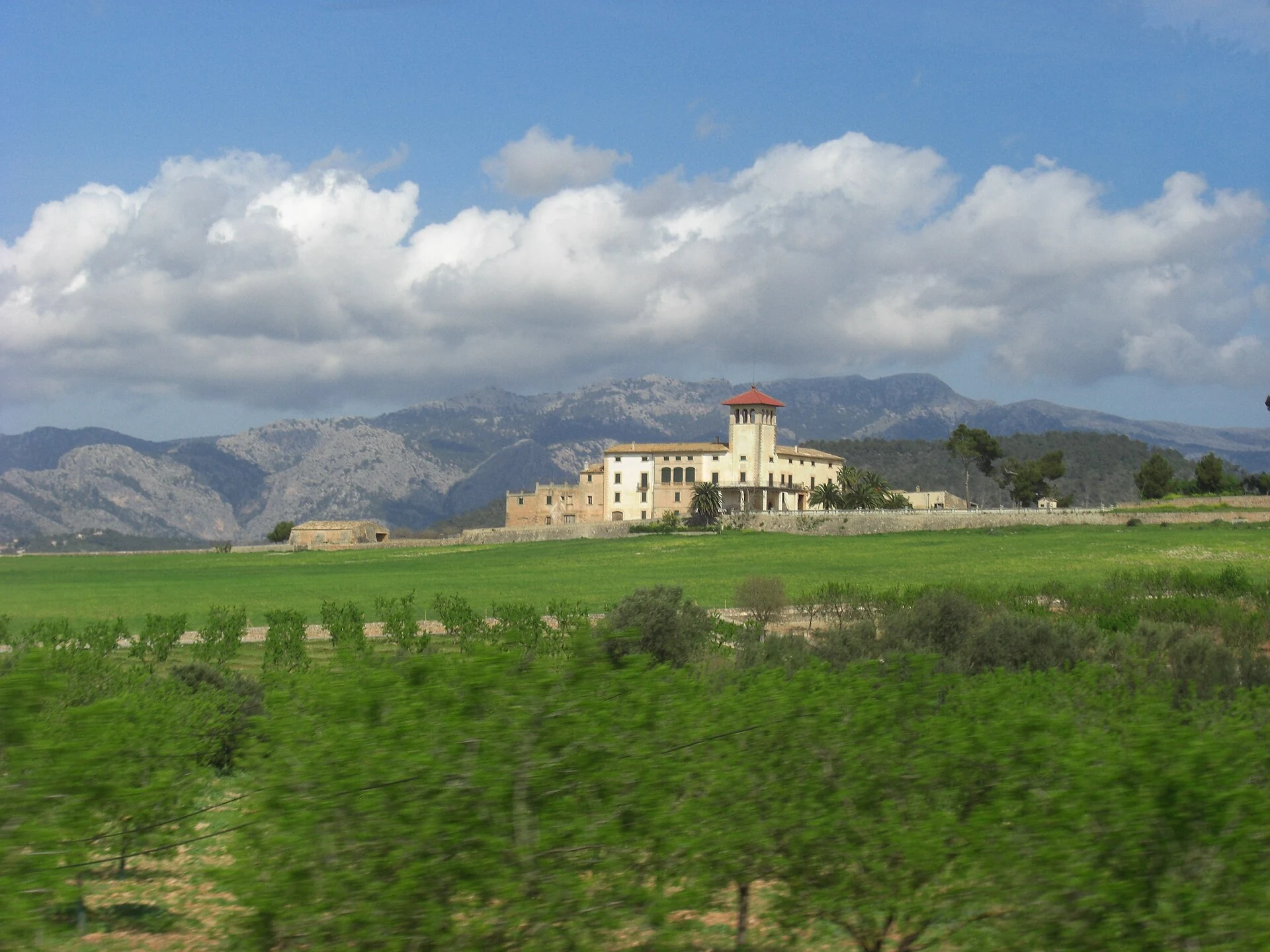 Reale mallorquinische Finca zwischen Feldern vor dem Tramuntana-Gebirge