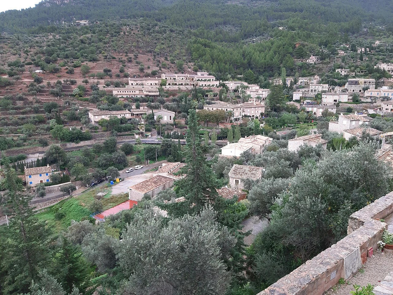 Reales Bergdorf Deià mit Natursteinhäusern, Oliventerrassen und Waldhängen