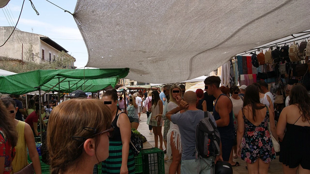 Realer Wochenmarkt in einer engen Gasse von Santanyí auf Mallorca