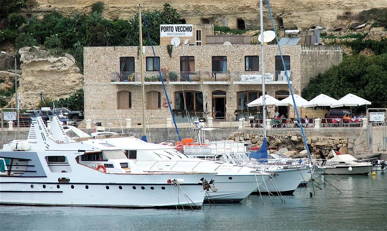 Marina ou mouillage : Quelles nuits sur un yacht sont meilleures.