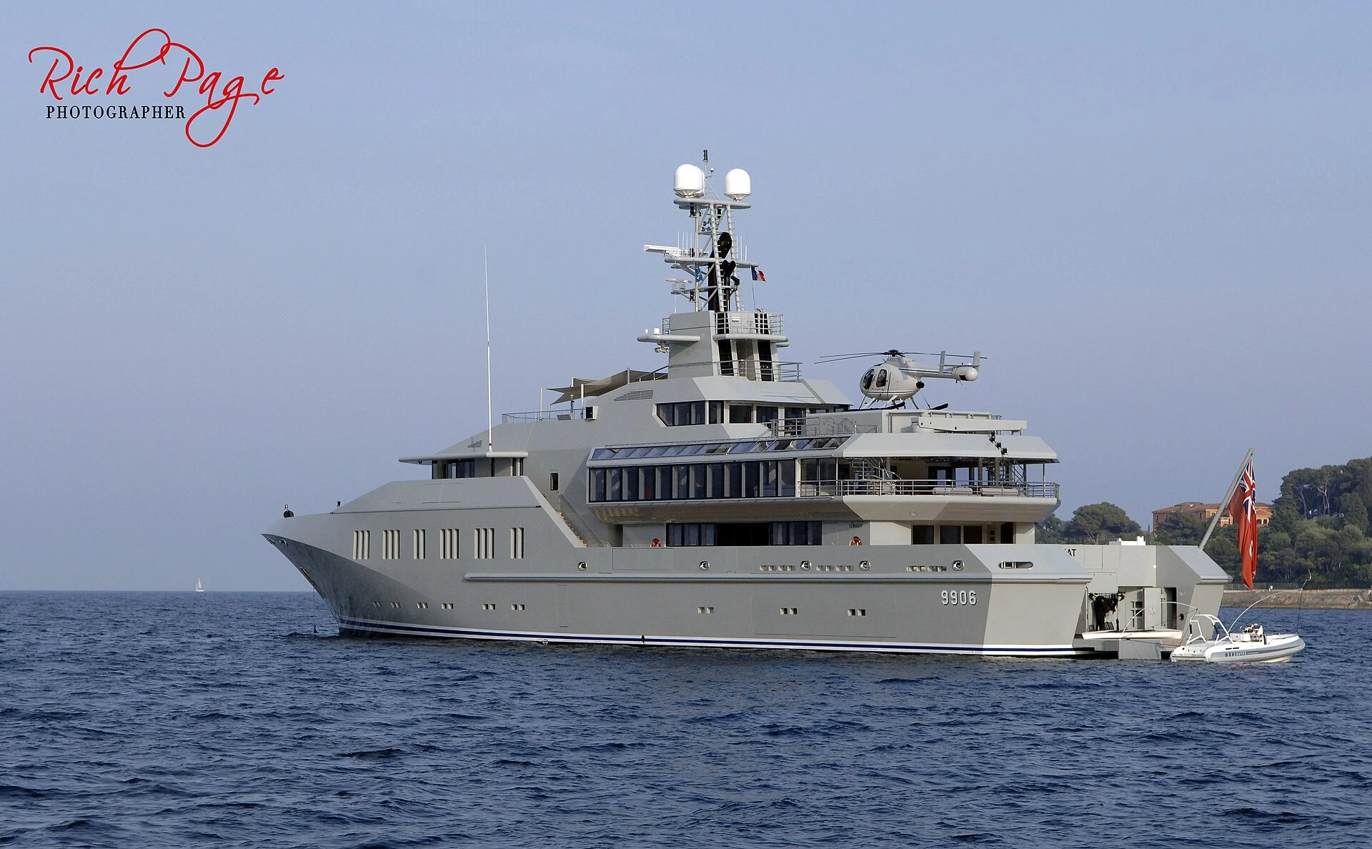 Reale Motoryacht SKAT vor Anker bei Beaulieu-sur-Mer mit Tender am Heck
