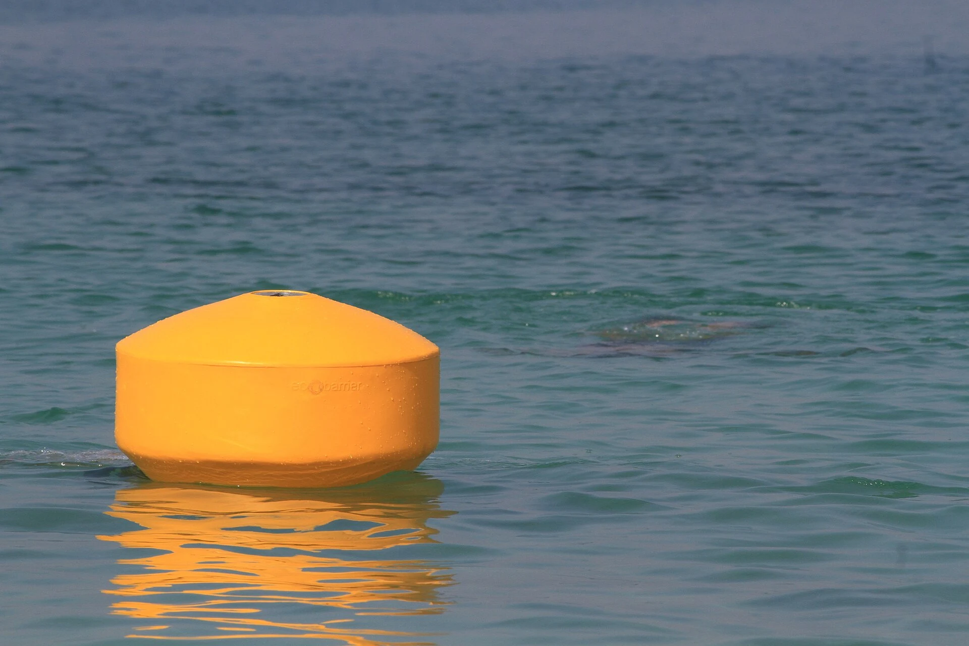Reale gelbe Mooring-Boje auf bewegtem Wasser