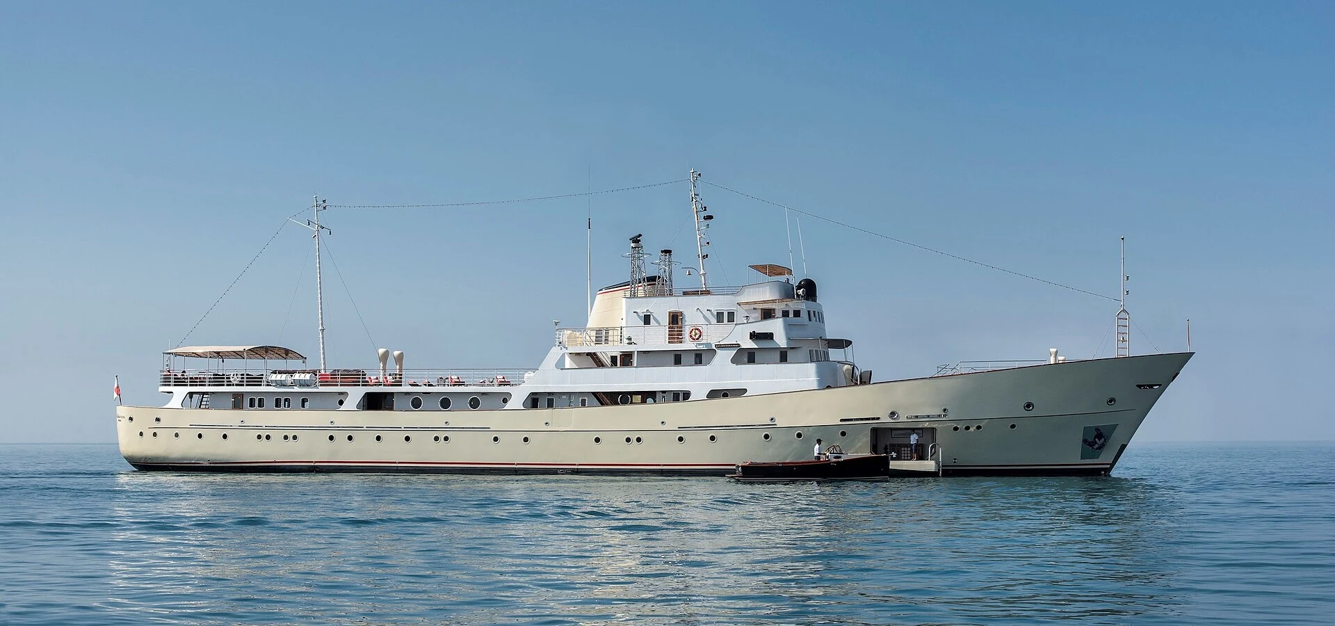 Reale Motoryacht La Sultana mit längsseits liegendem Tender und geöffneter Seitentür