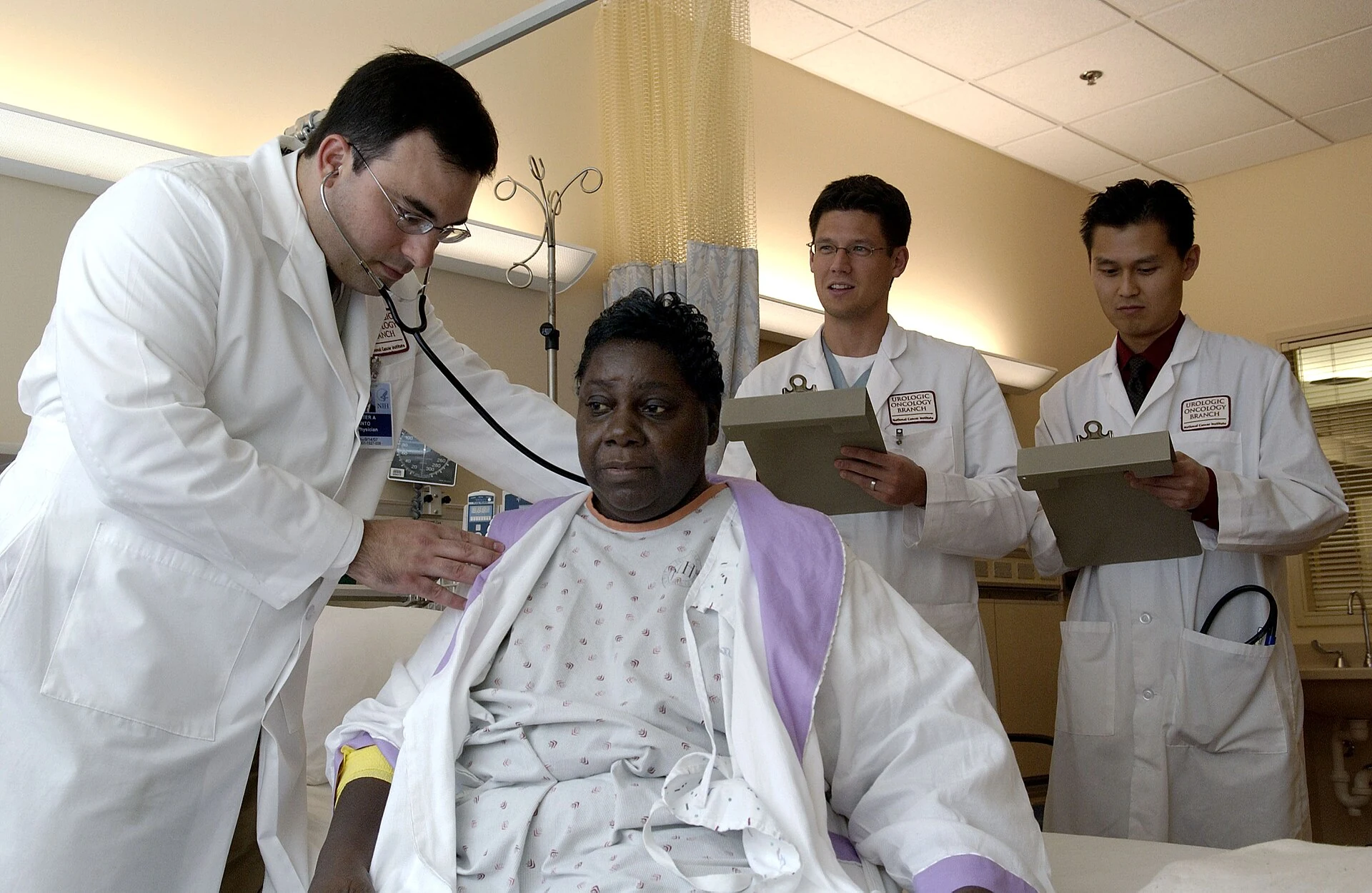 Reale ärztliche Untersuchung einer Patientin am US National Cancer Institute
