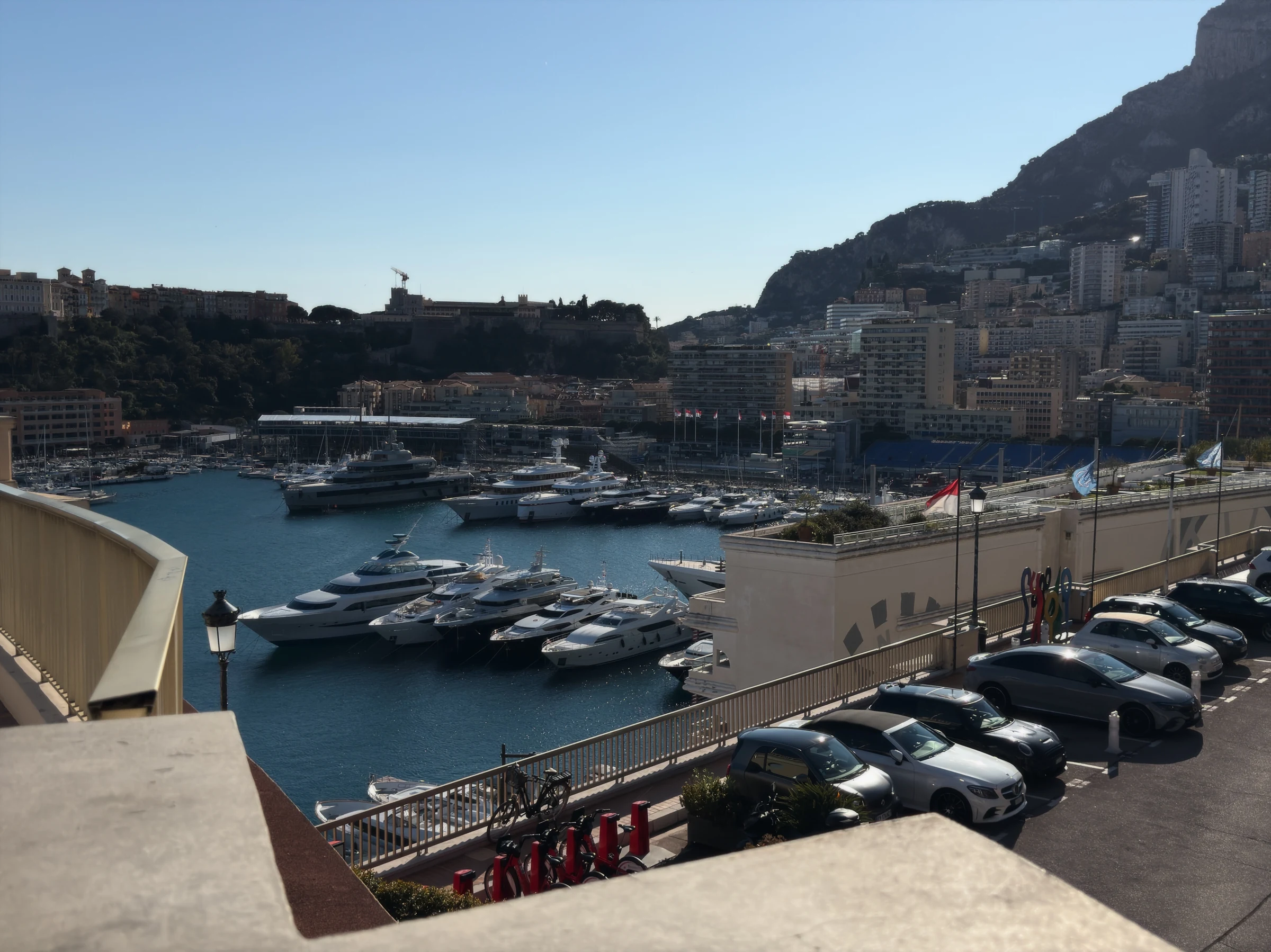 Nombreux yachts à moteur et superyachts dans le Port Hercule densément urbanisé à Monaco