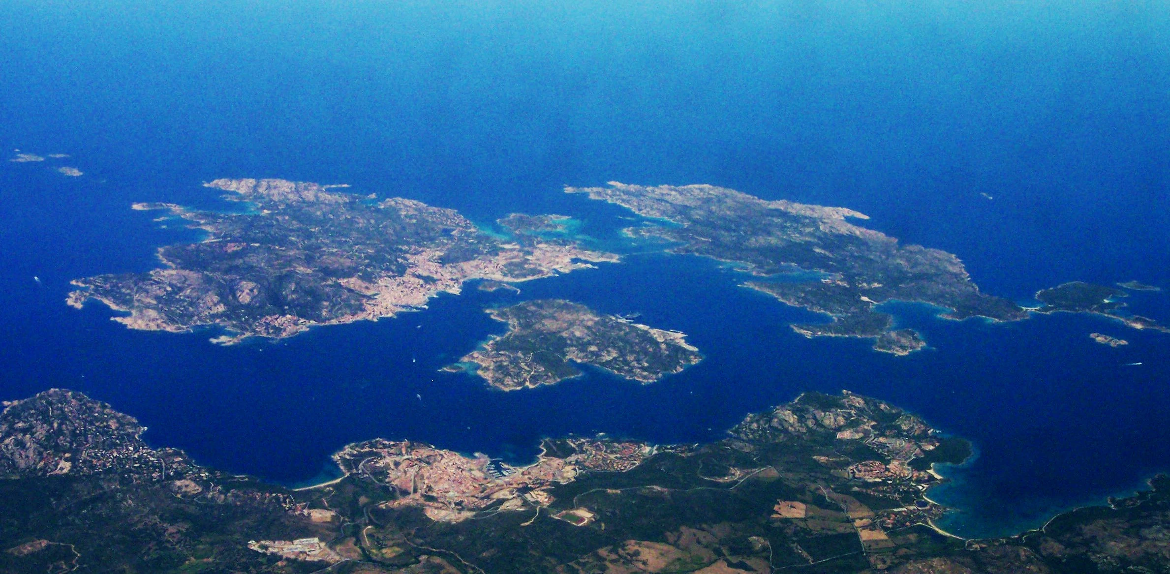 Vue aérienne de l’archipel de La Maddalena entre Sardaigne et Corse