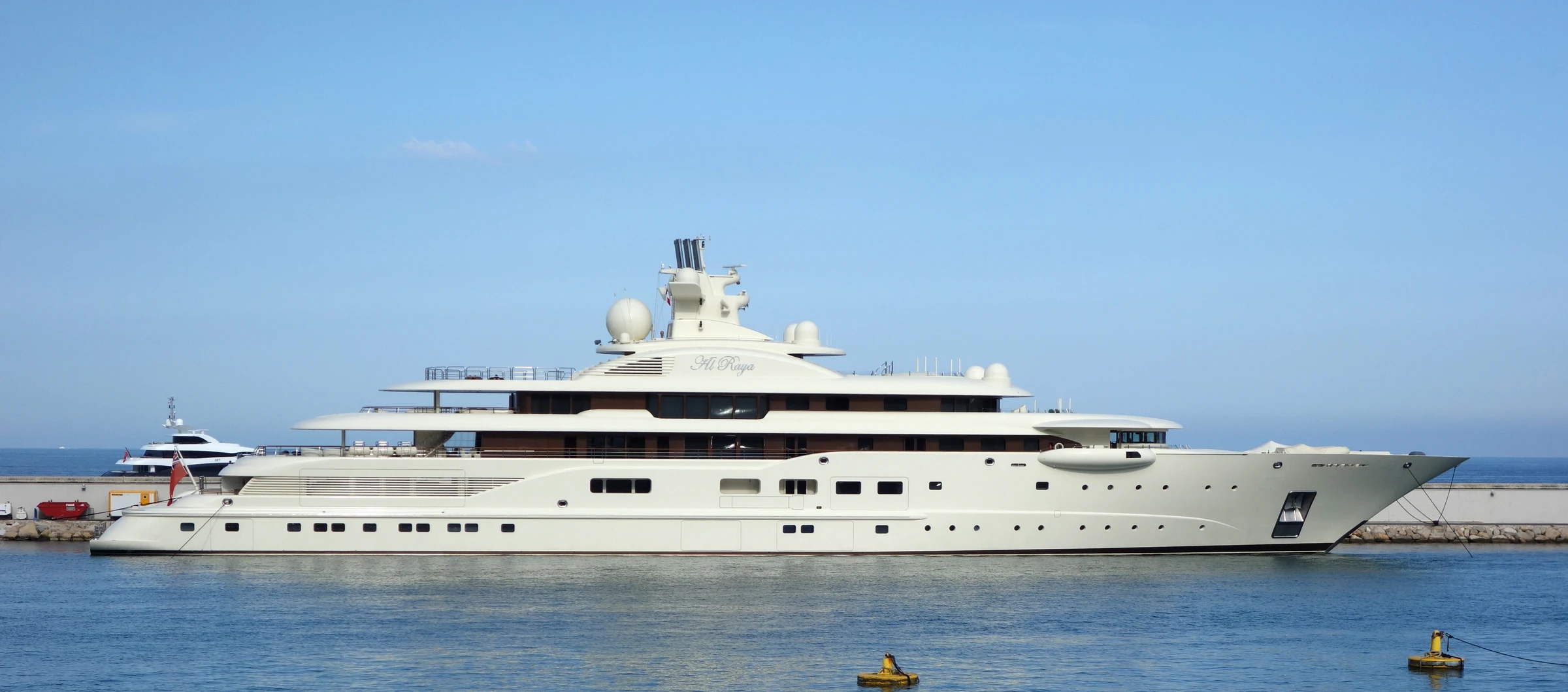 Grand yacht à moteur Al Raya de profil au Port Vauban à Antibes
