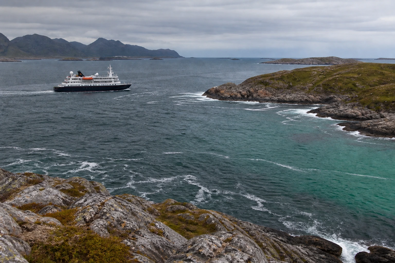 Illustration photoréaliste pour motion sickness ships routes stabilizers : setting and arrival