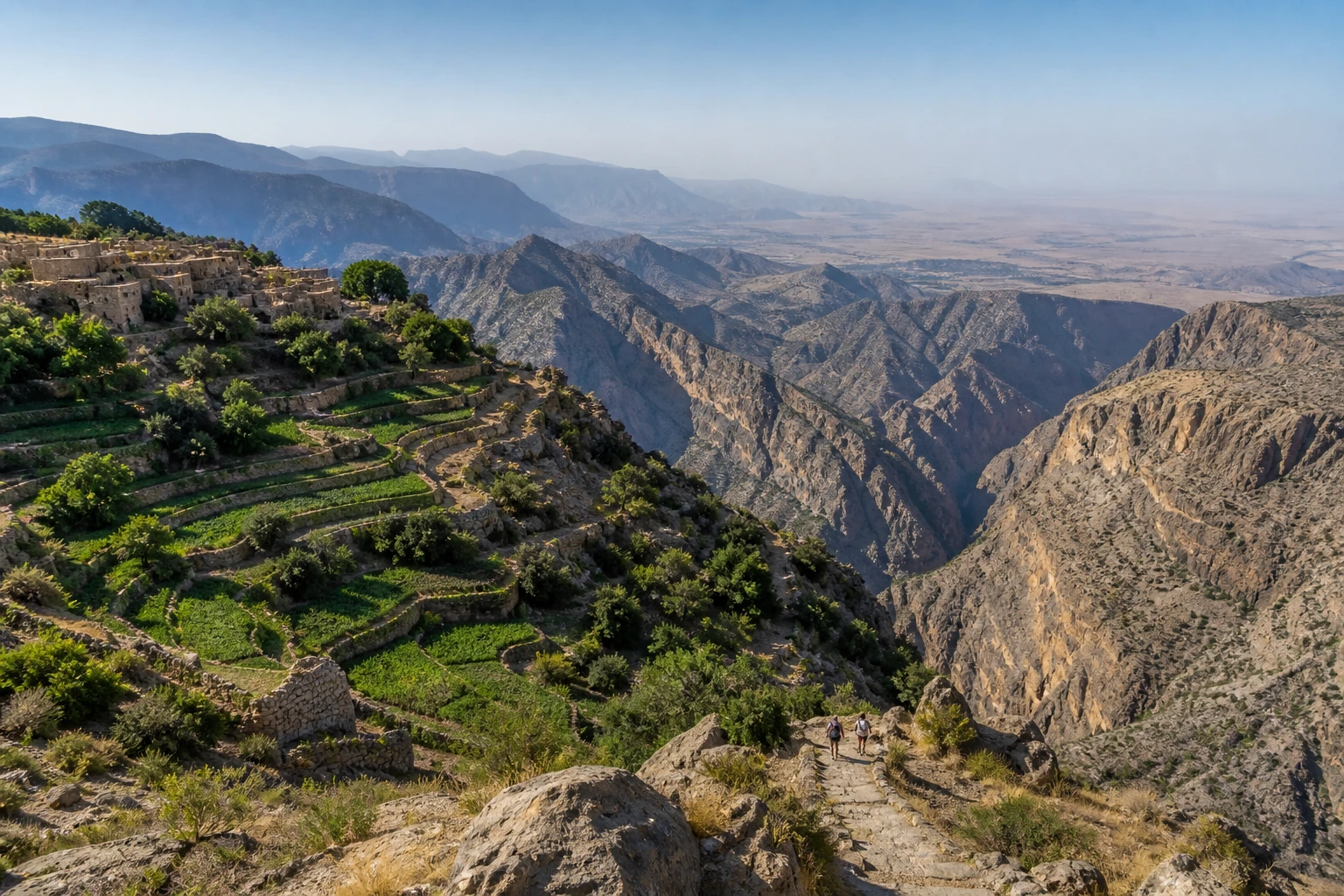 Fotorealistische Illustration zu oman desert camp mountain hotel: setting and arrival
