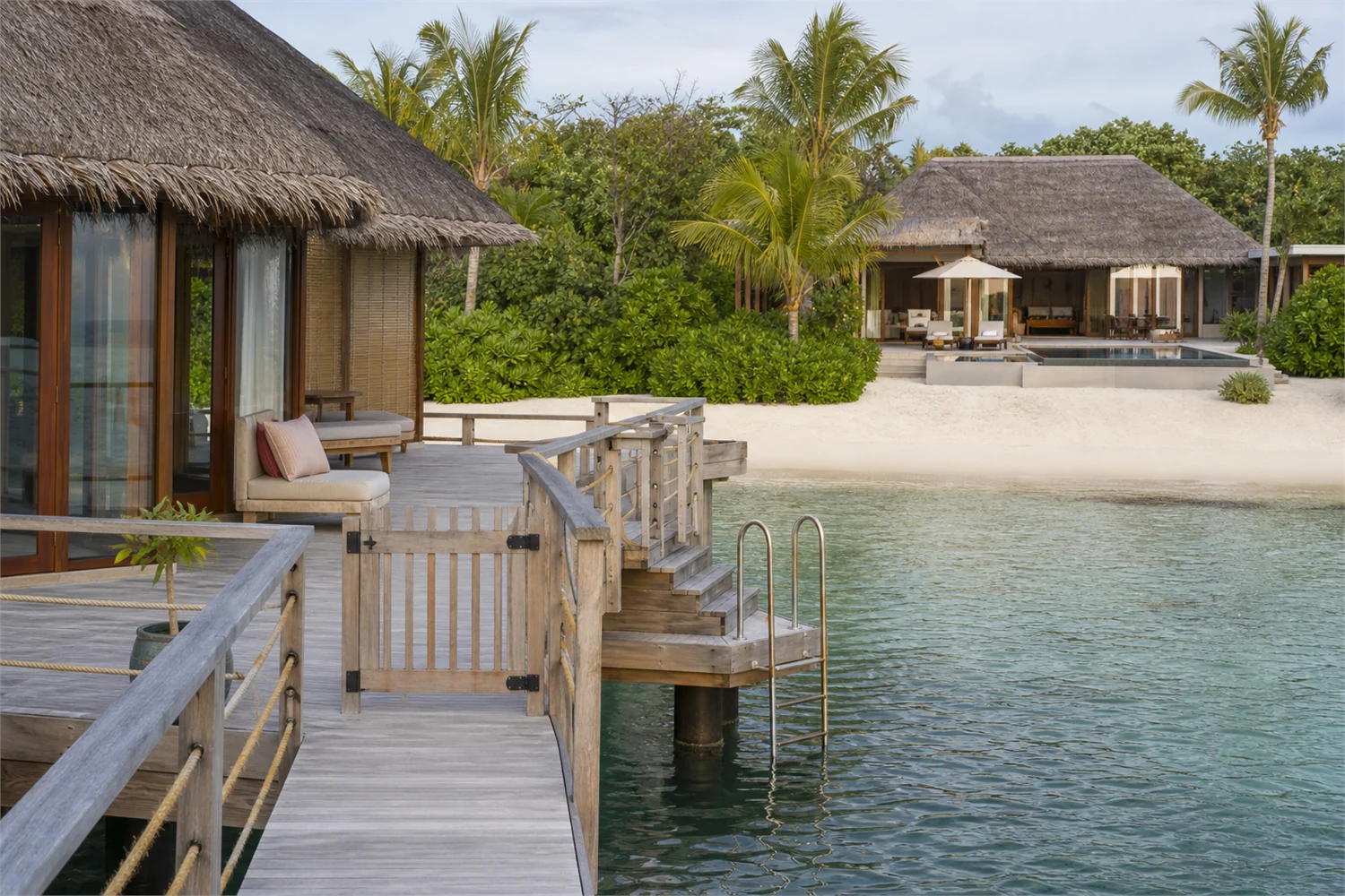 Overwater Villa mit Kindern: Risiken, Regeln und bessere Alternativen.