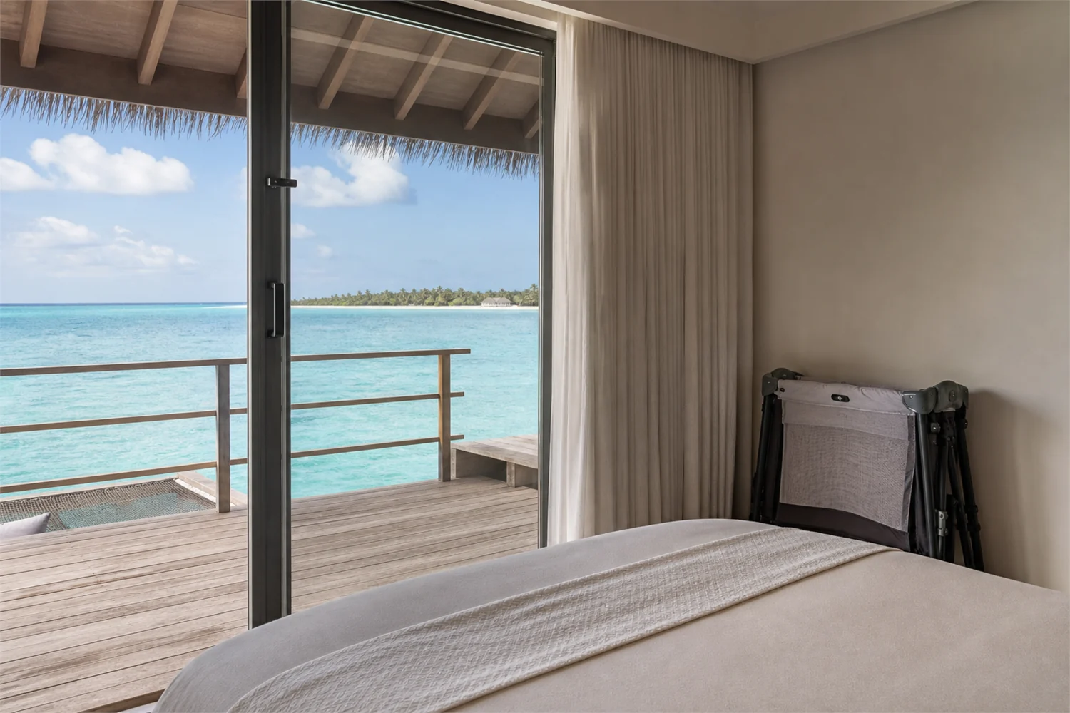 Overwater Villa with Children: Risks, Rules and Better Alternatives - Travel Magazine Impression 3