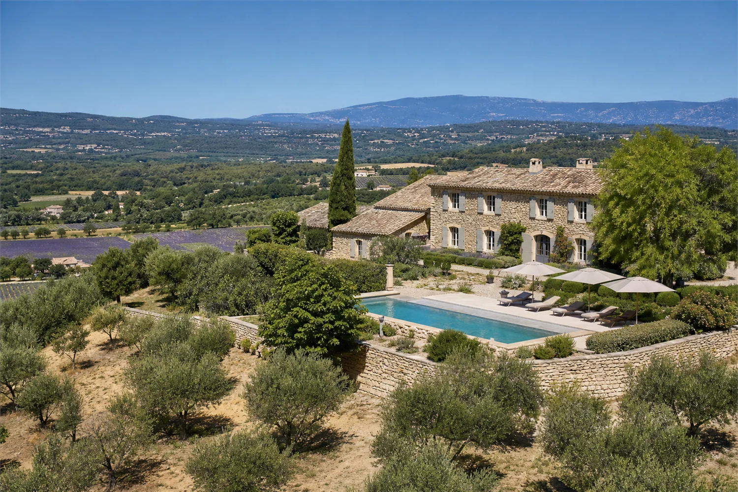 Provence im Hochsommer: Wie man Hitze, Distanzen und Maerkte richtig plant.