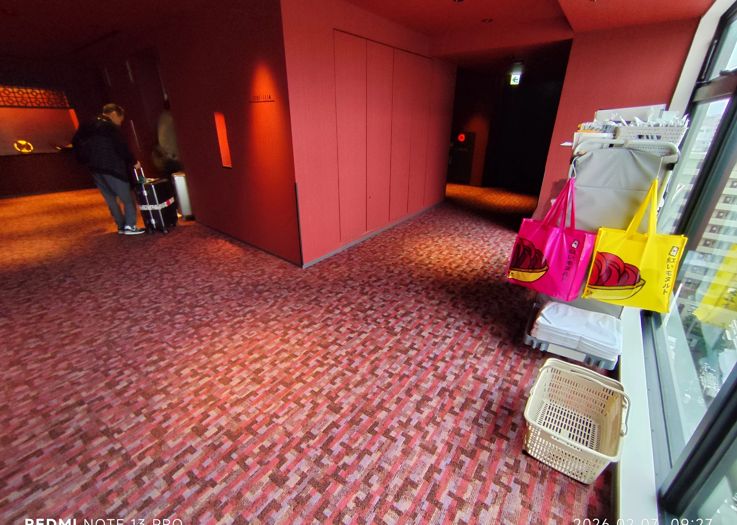 Hotelkorridor mit Gästezimmertüren und Reinigungswagen im Hewitt Resort Naha