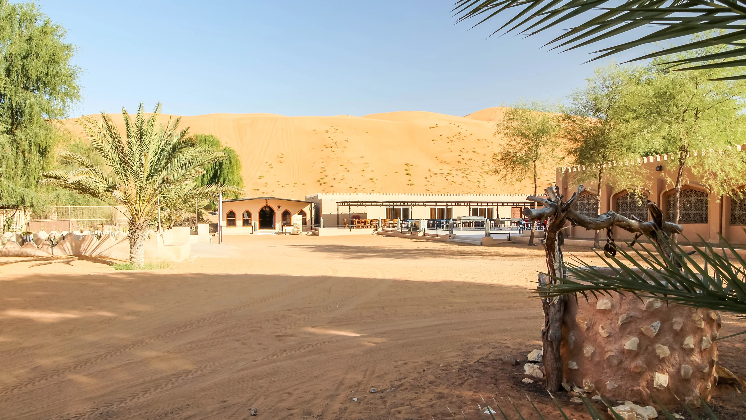Arabian Oryx Camp vor den Dünen der Wahiba Sands im Oman