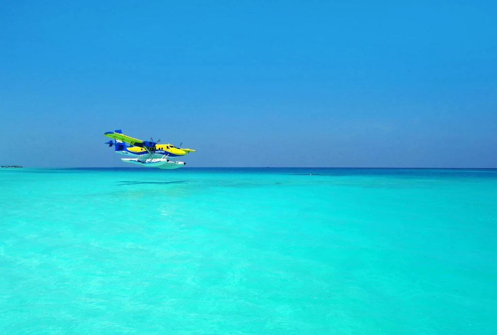 Wasserflugzeug der Trans Maldivian Airways über einer Lagune der Malediven