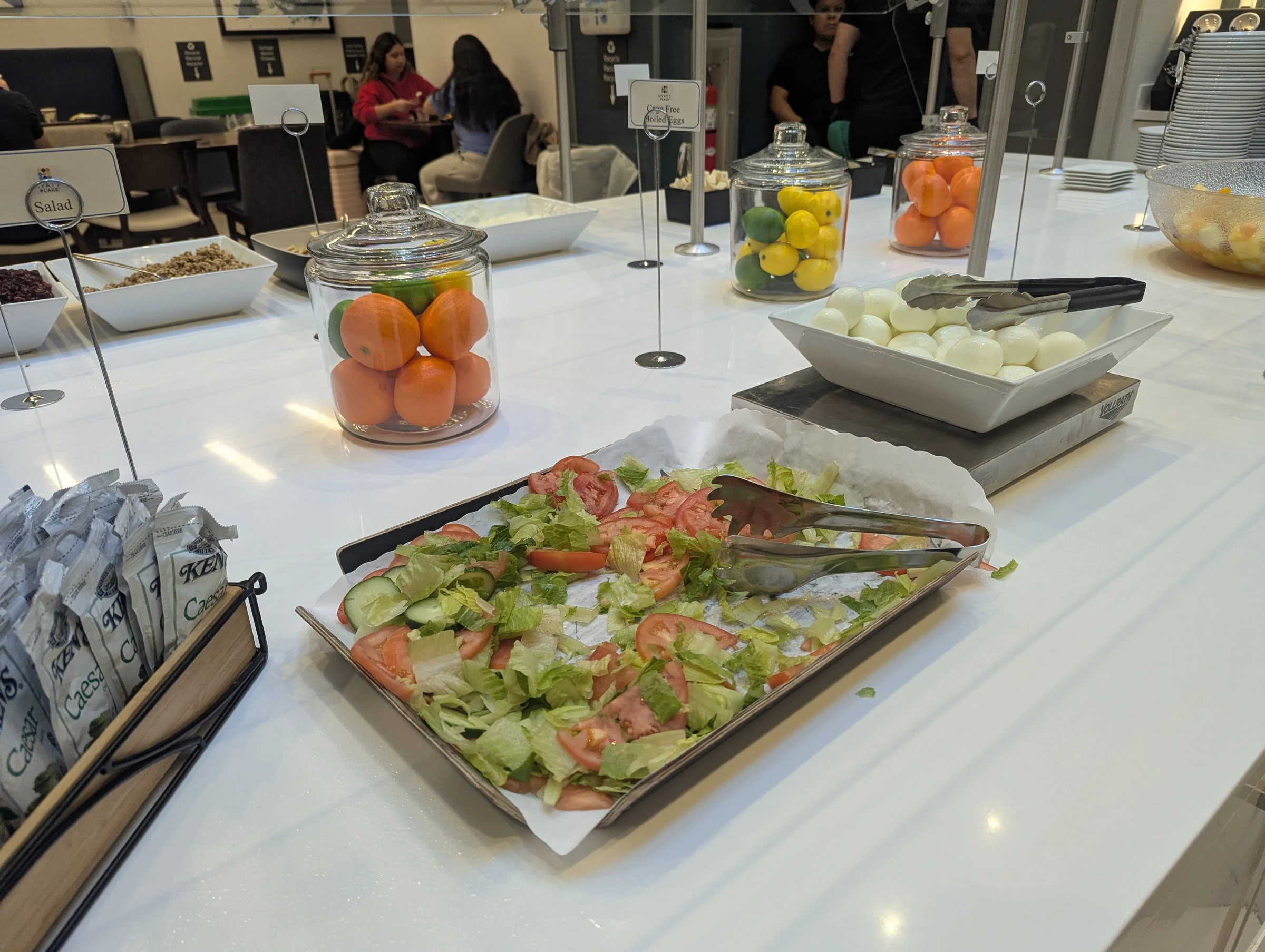 Frühstücksbuffet mit Salat, gekochten Eiern, Müsli und Obst im Hyatt Place New York Chelsea