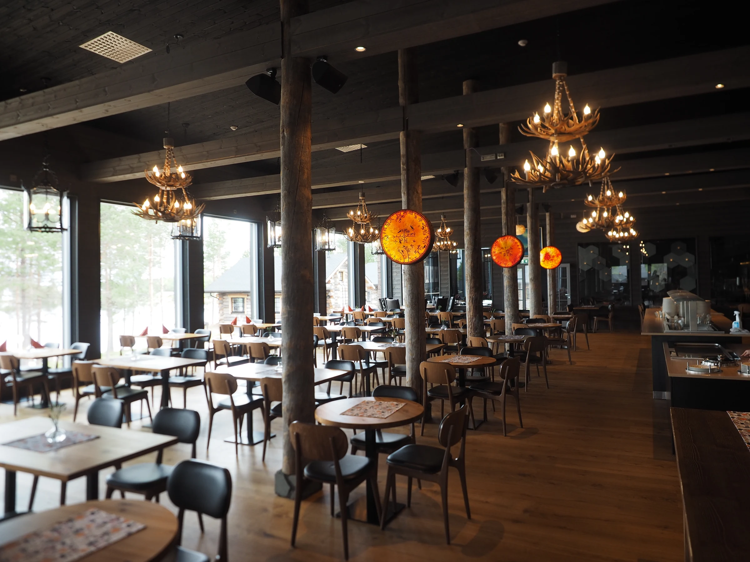Geräumiger Innenraum des Restaurants im Wilderness Hotel Inari mit vielen Tischen