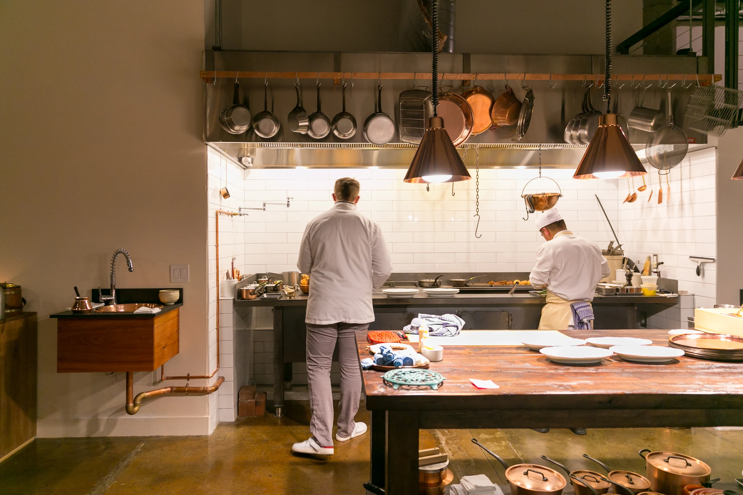 Zwei Köche bei der Arbeit in der offenen Chef's-Counter-Küche des Saison in San Francisco