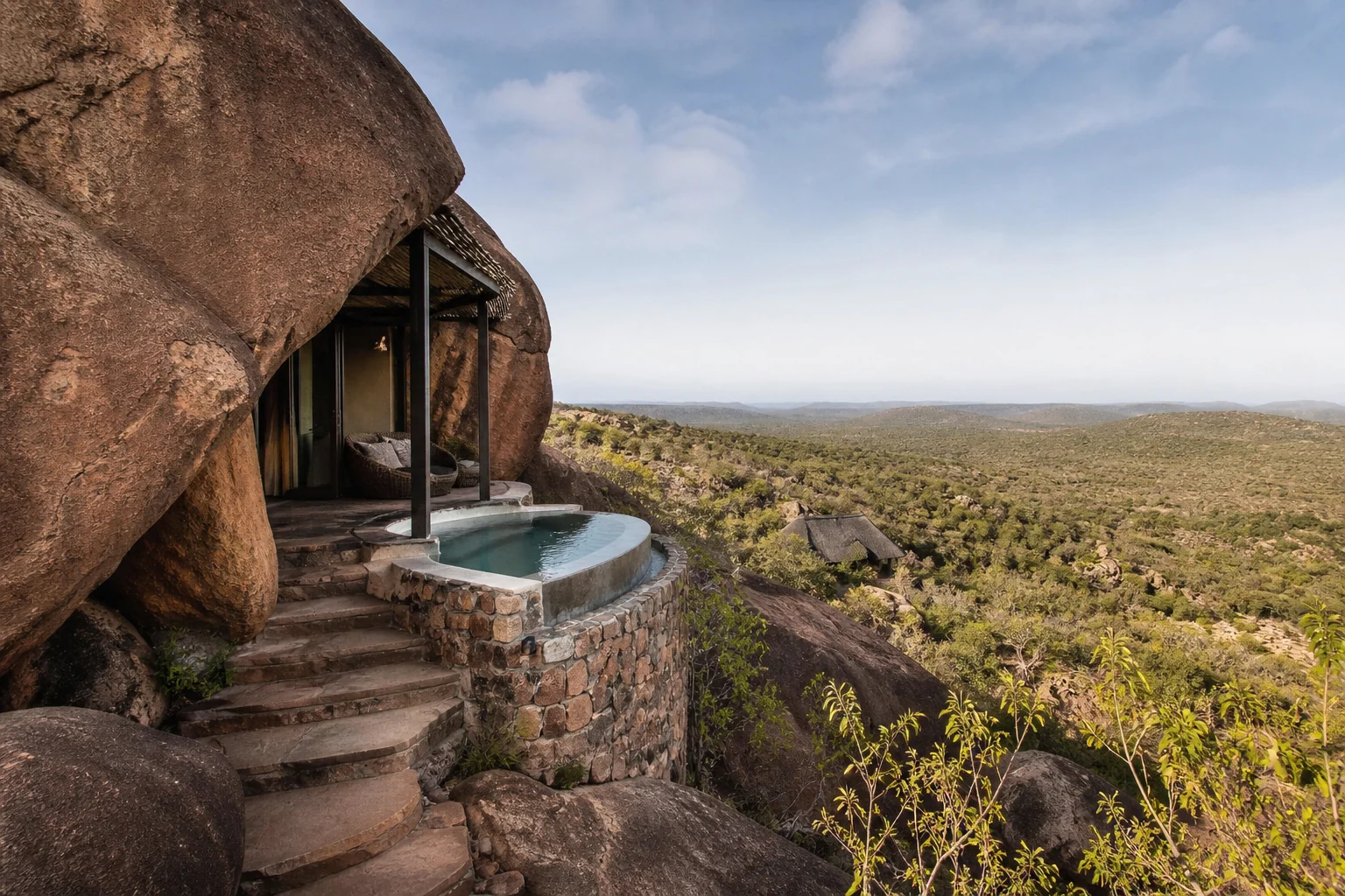 Piscine safari compacte fictive dans un paysage rocheux de réserve sud-africaine