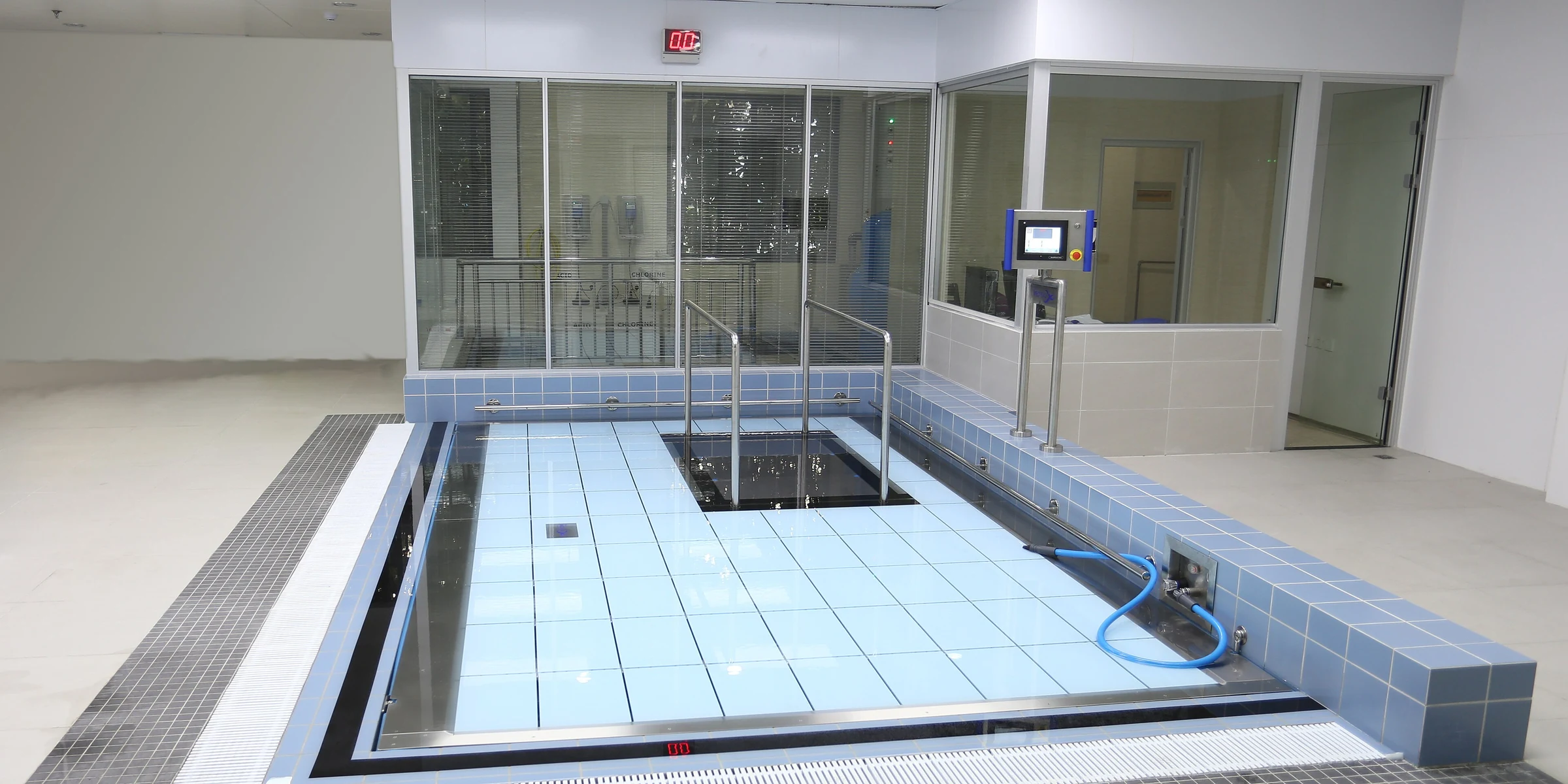 Movable-floor underwater treadmill in a rehabilitation centre
