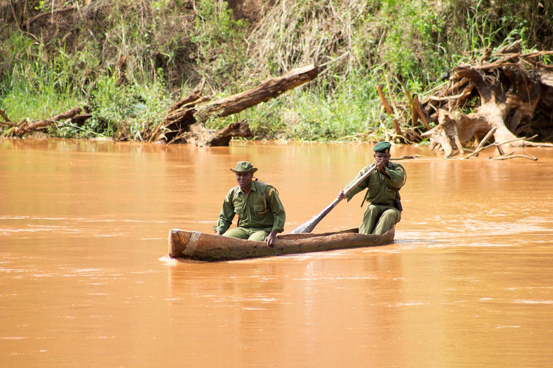 Véritable patrouille de rangers de Ndera Community Conservancy en pirogue sur la rivière Tana