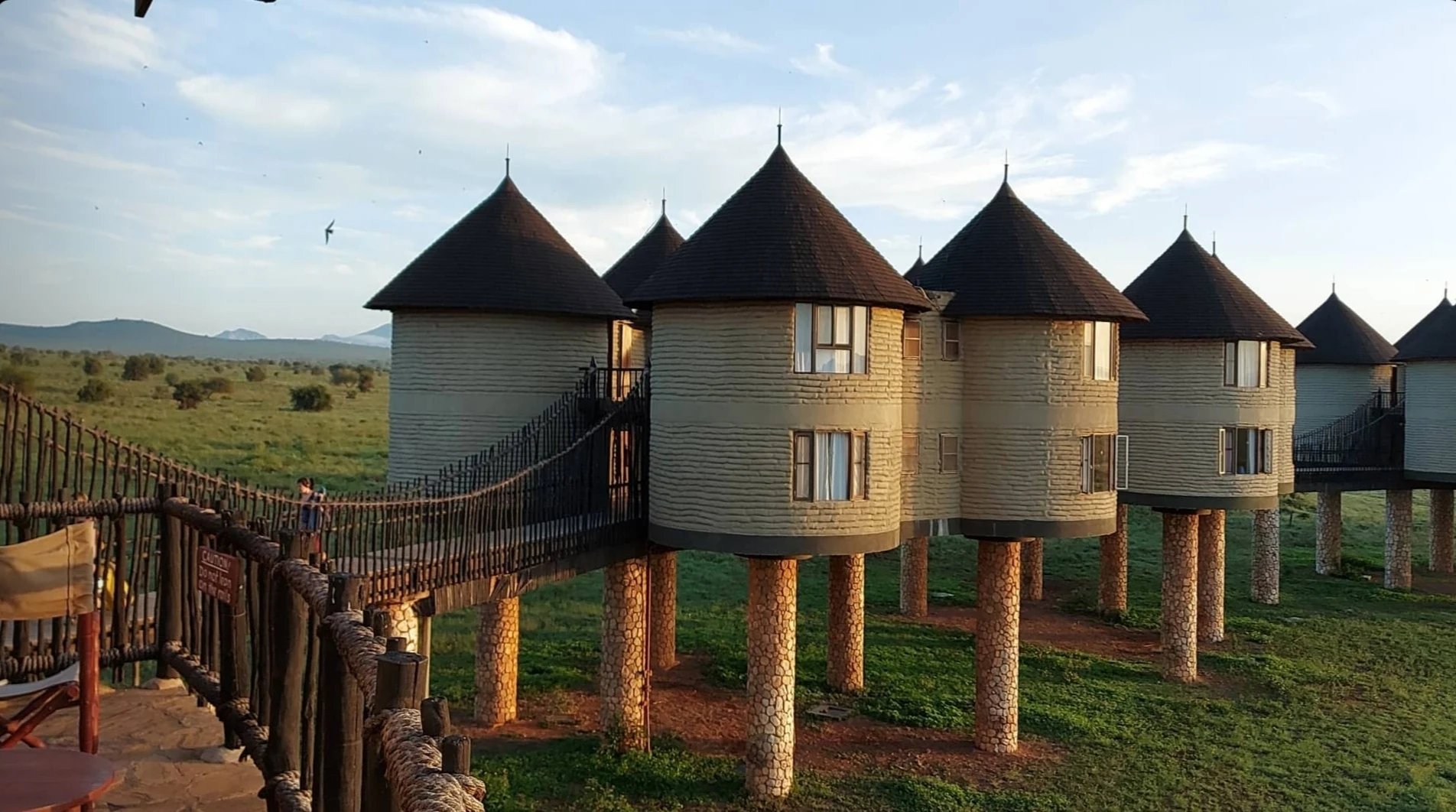 Véritables chambres surélevées du Sarova Salt Lick Game Lodge dans le Taita Hills Wildlife Sanctuary