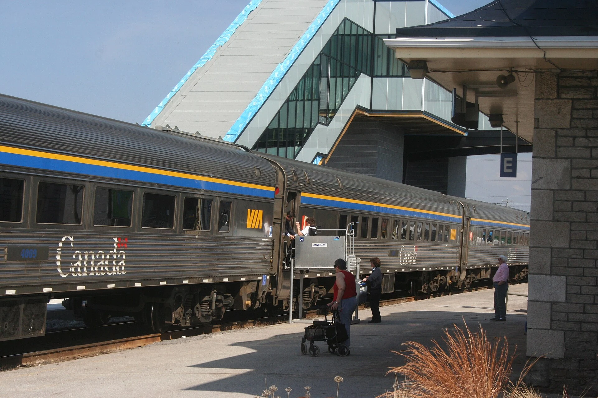 Véritable plateforme élévatrice pour l'embarquement d'une personne en fauteuil dans un train VIA Rail