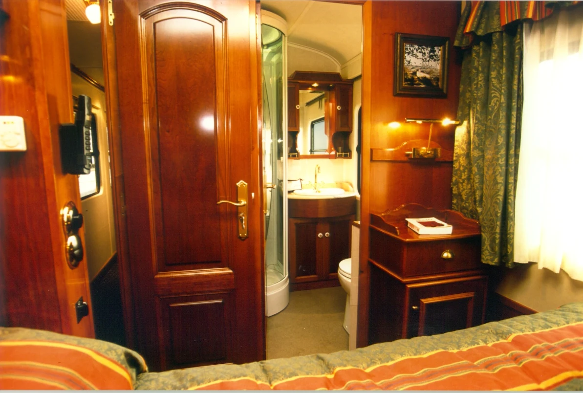 Véritable cabine double avec salle de bains dans le train historique El Transcantábrico