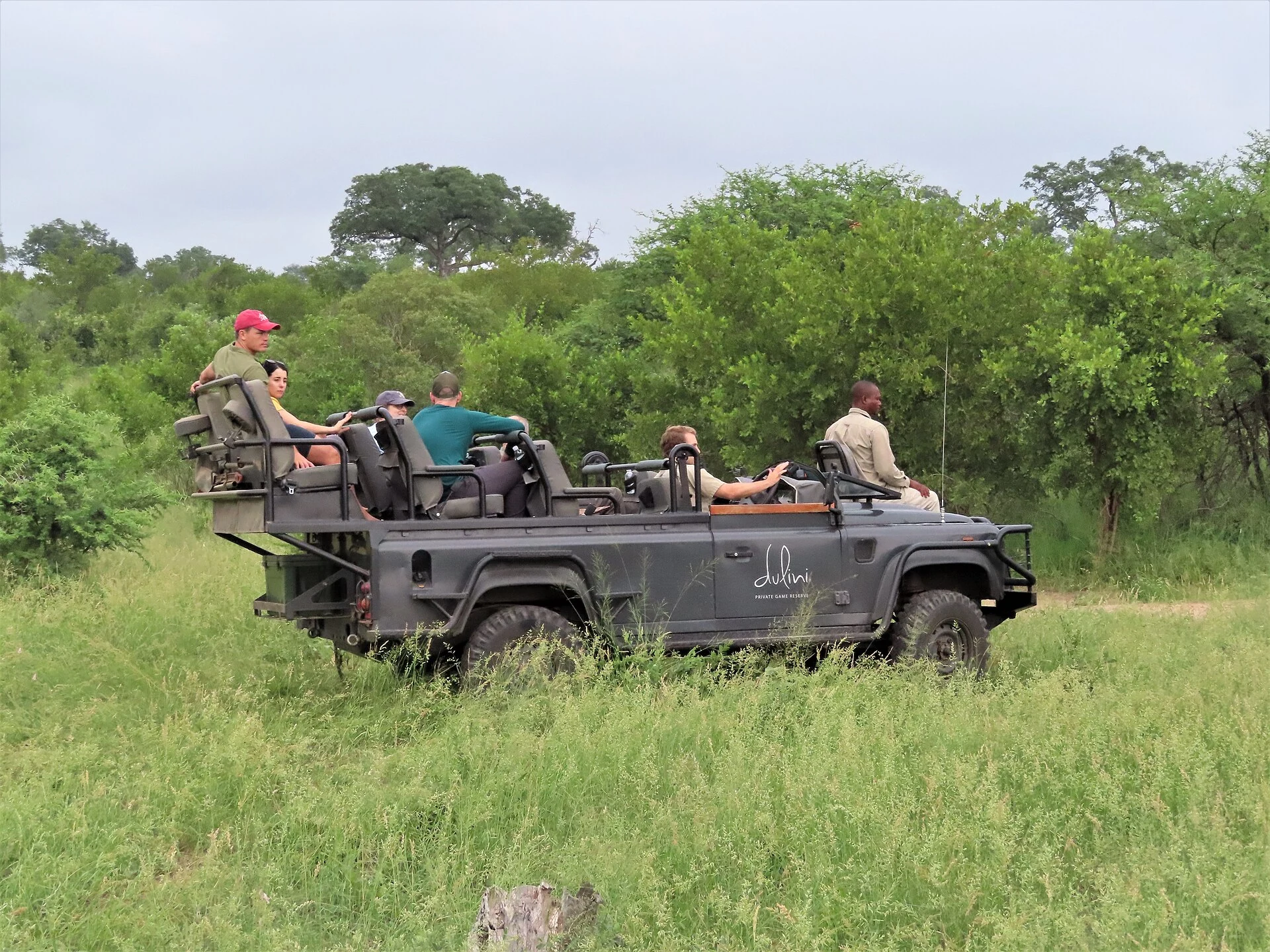 Véritable véhicule de safari ouvert avec voyageurs et guide à Sabi Sand
