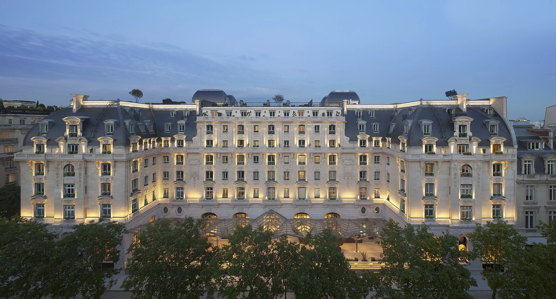 Comparez correctement les services de la villa : chef, h&ocirc;te, majordome et s&eacute;curit&eacute;.
