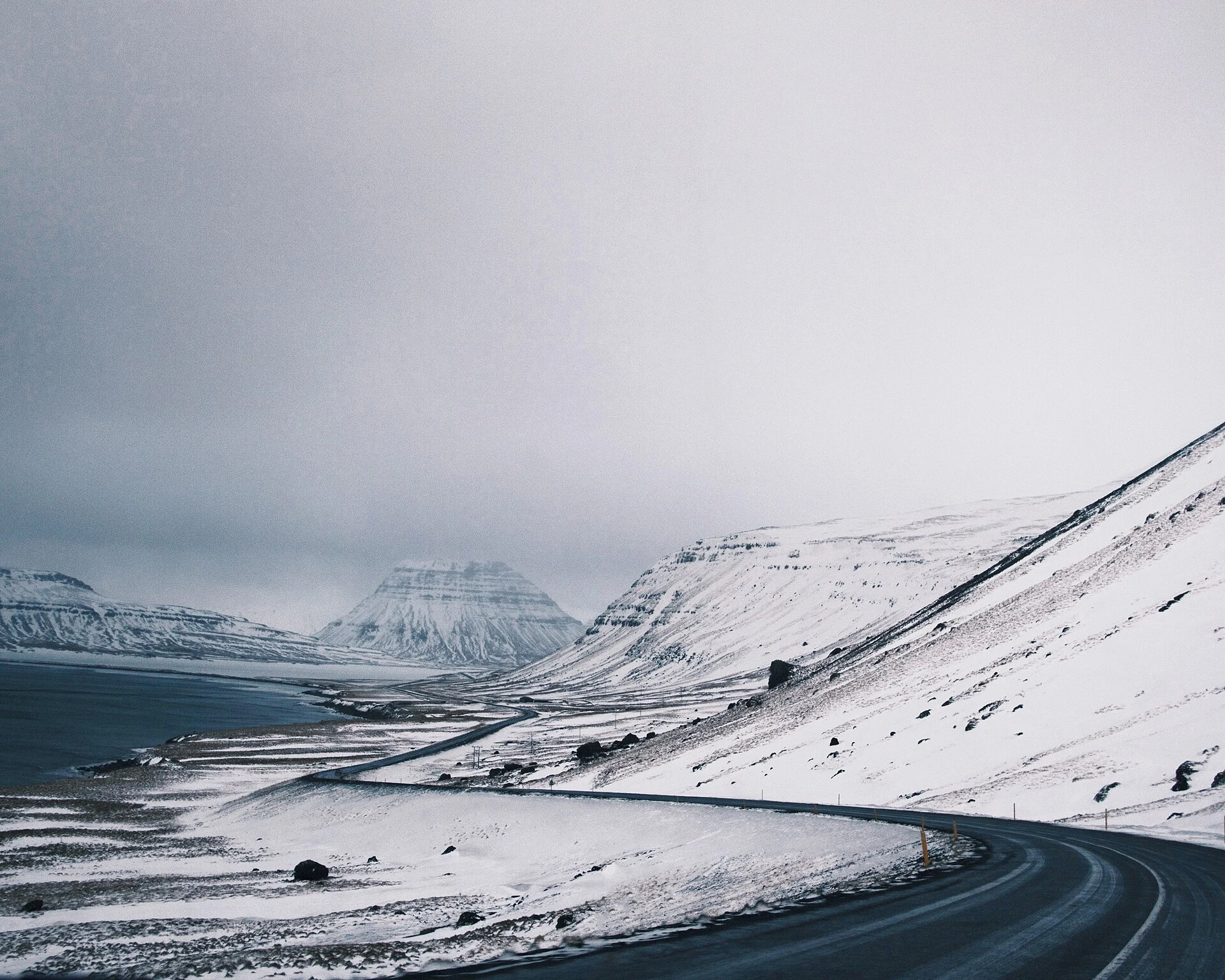 Winterliche Strasse durch die verschneite Landschaft von Snæfellsnes in Island