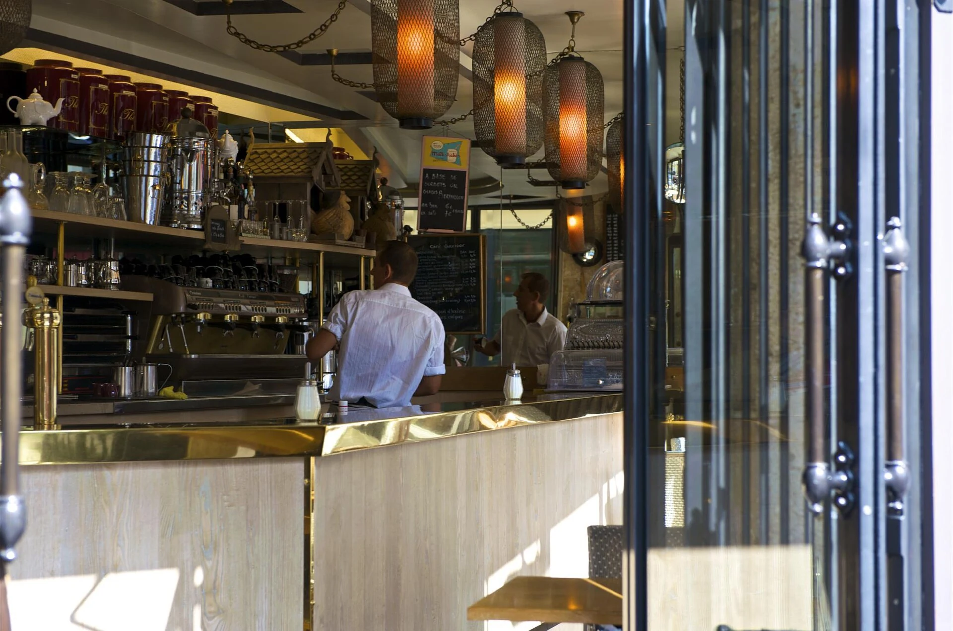 Beleuchteter Bartresen in einem Pariser Café