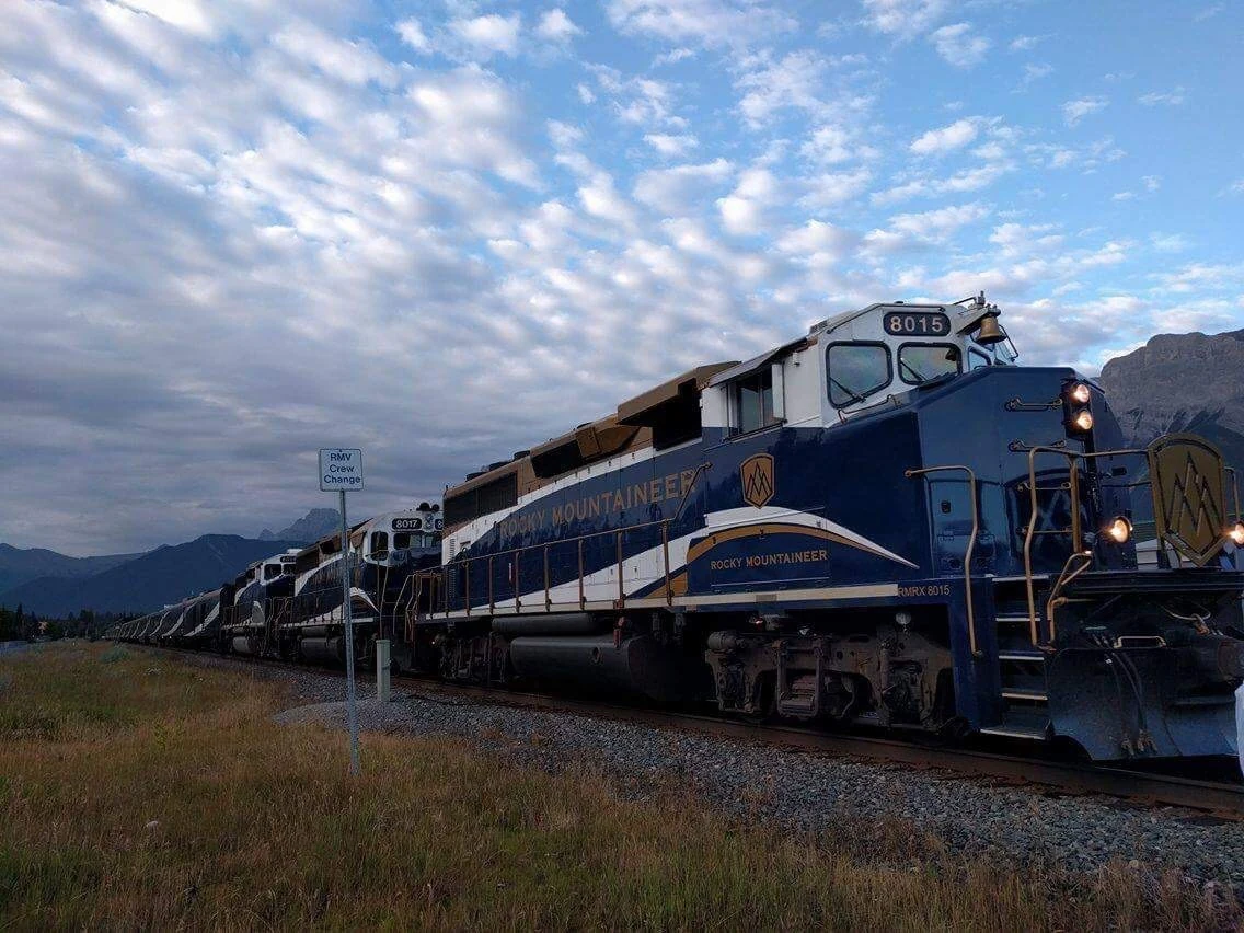 Train Rocky Mountaineer devant les montagnes près de Canmore en Alberta