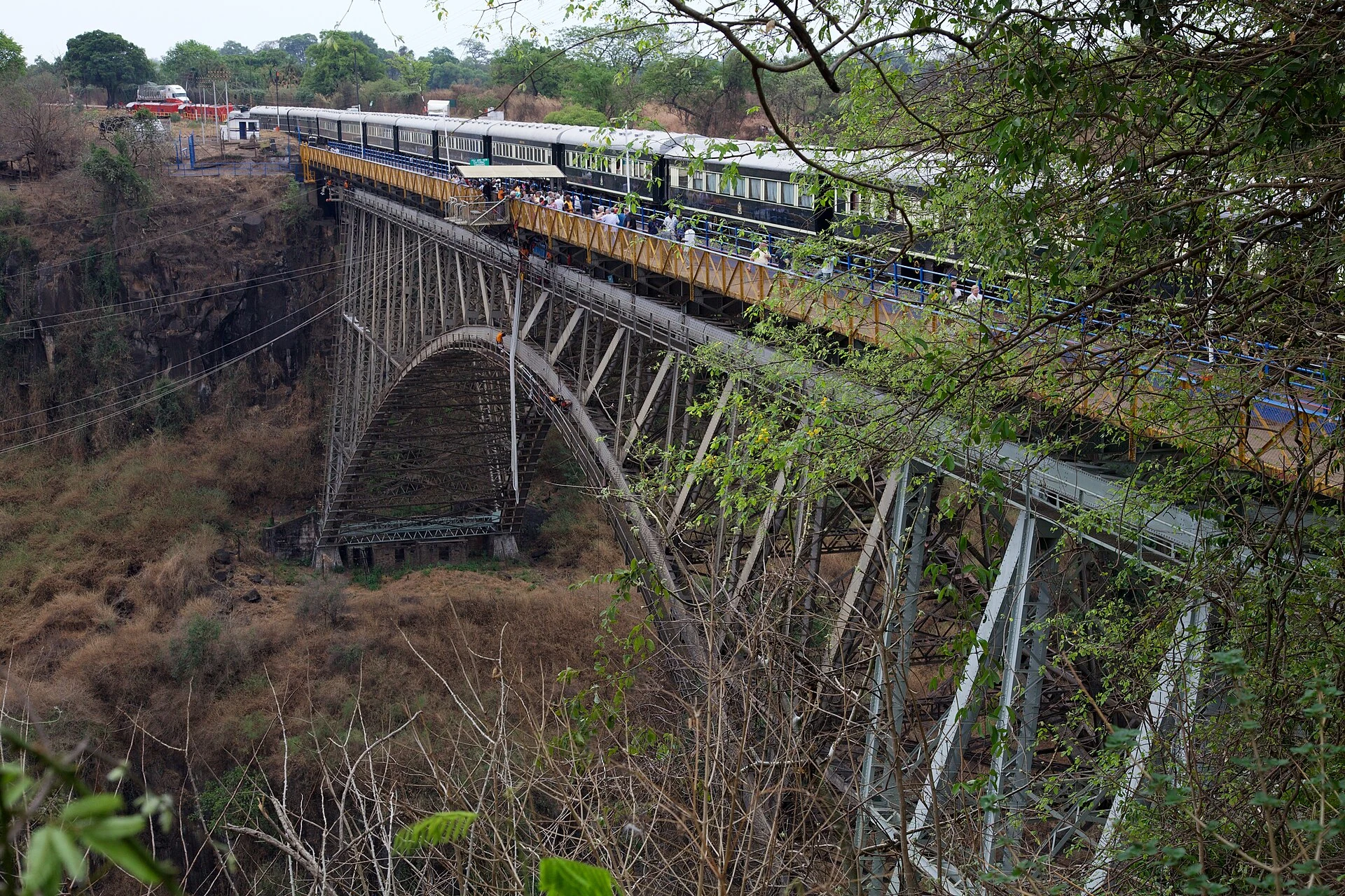 Rovos Rail Pride of Africa avec voyageurs sur le pont des chutes Victoria