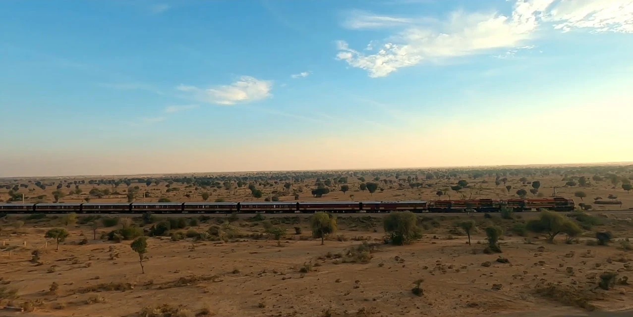 Maharajas’ Express en longue composition dans le désert du Thar au Rajasthan