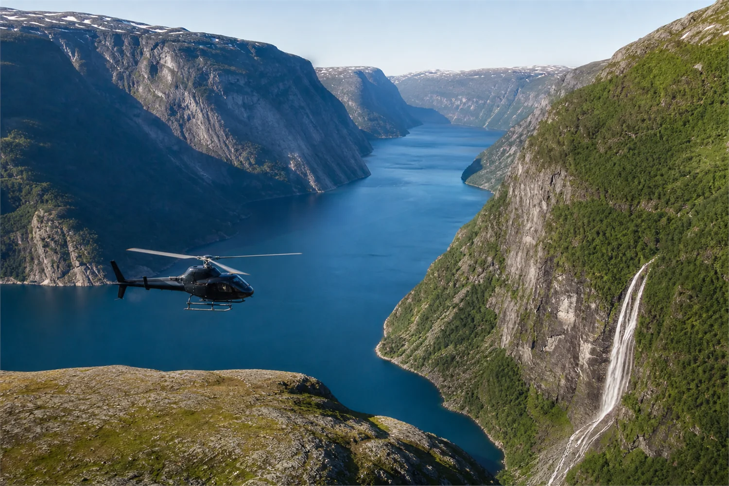 Privates Fjord- und Helikopterabenteuer in Norwegen: Panorama des exklusiven Reiseerlebnisses